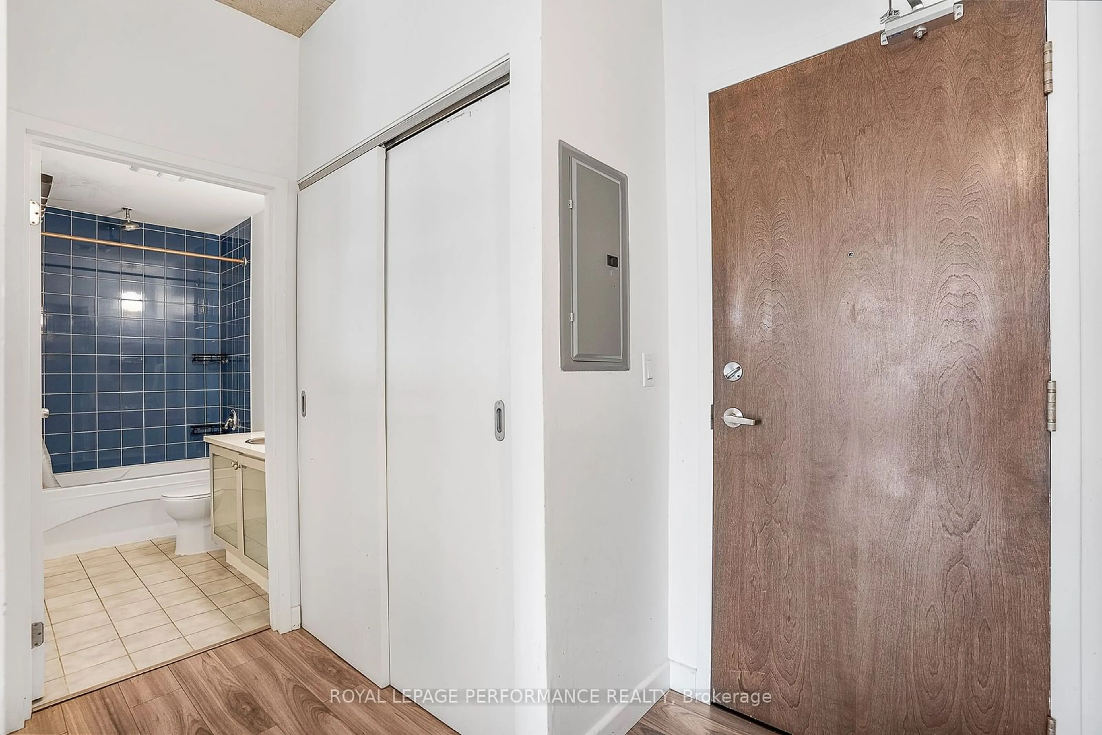 Indoor entryway, wood floors for 180 York St #404, Lower Town - Sandy Hill Ontario K1N 1J6