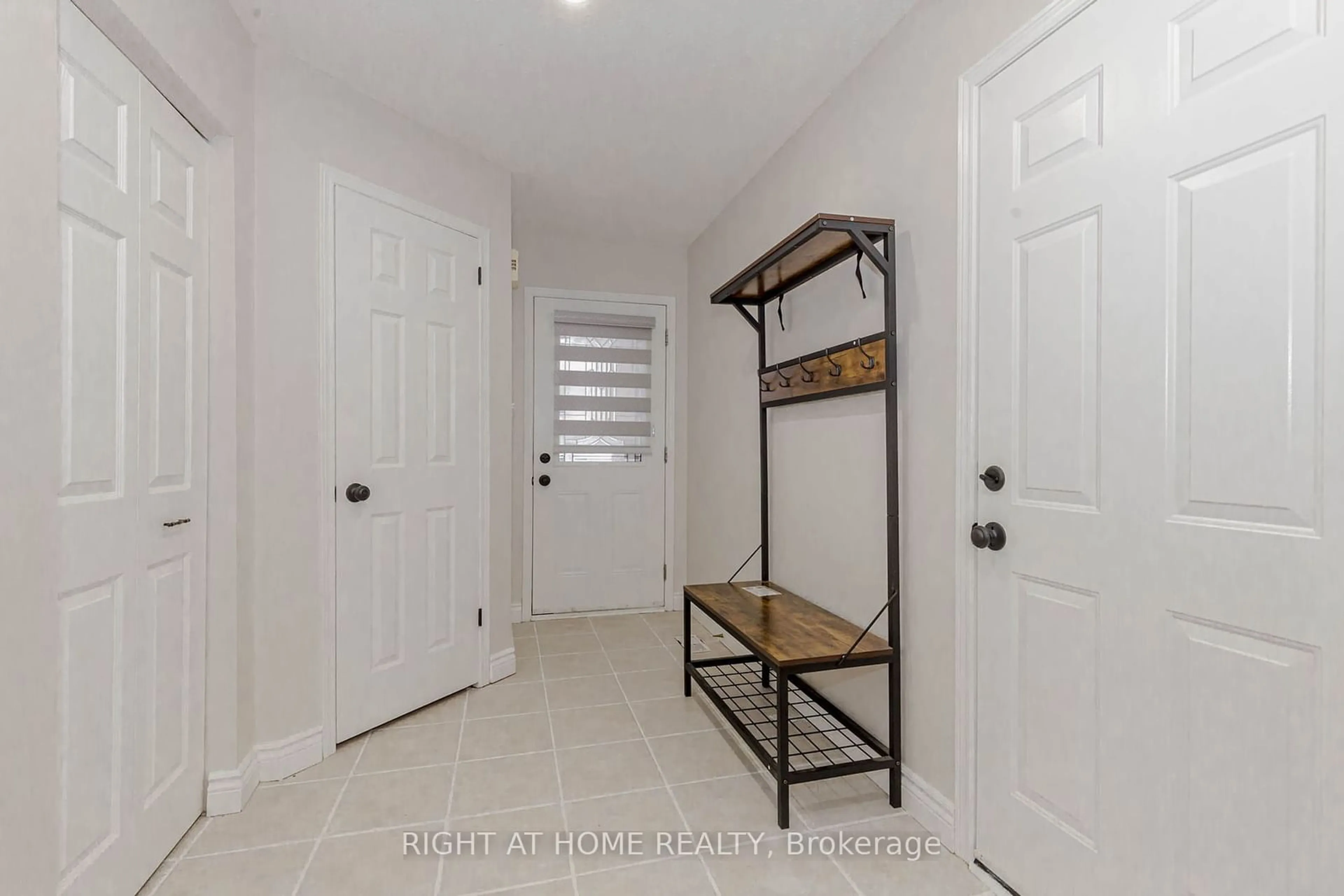 Indoor entryway, wood floors for 51 Hawkins Dr, Cambridge Ontario N1T 1Z7