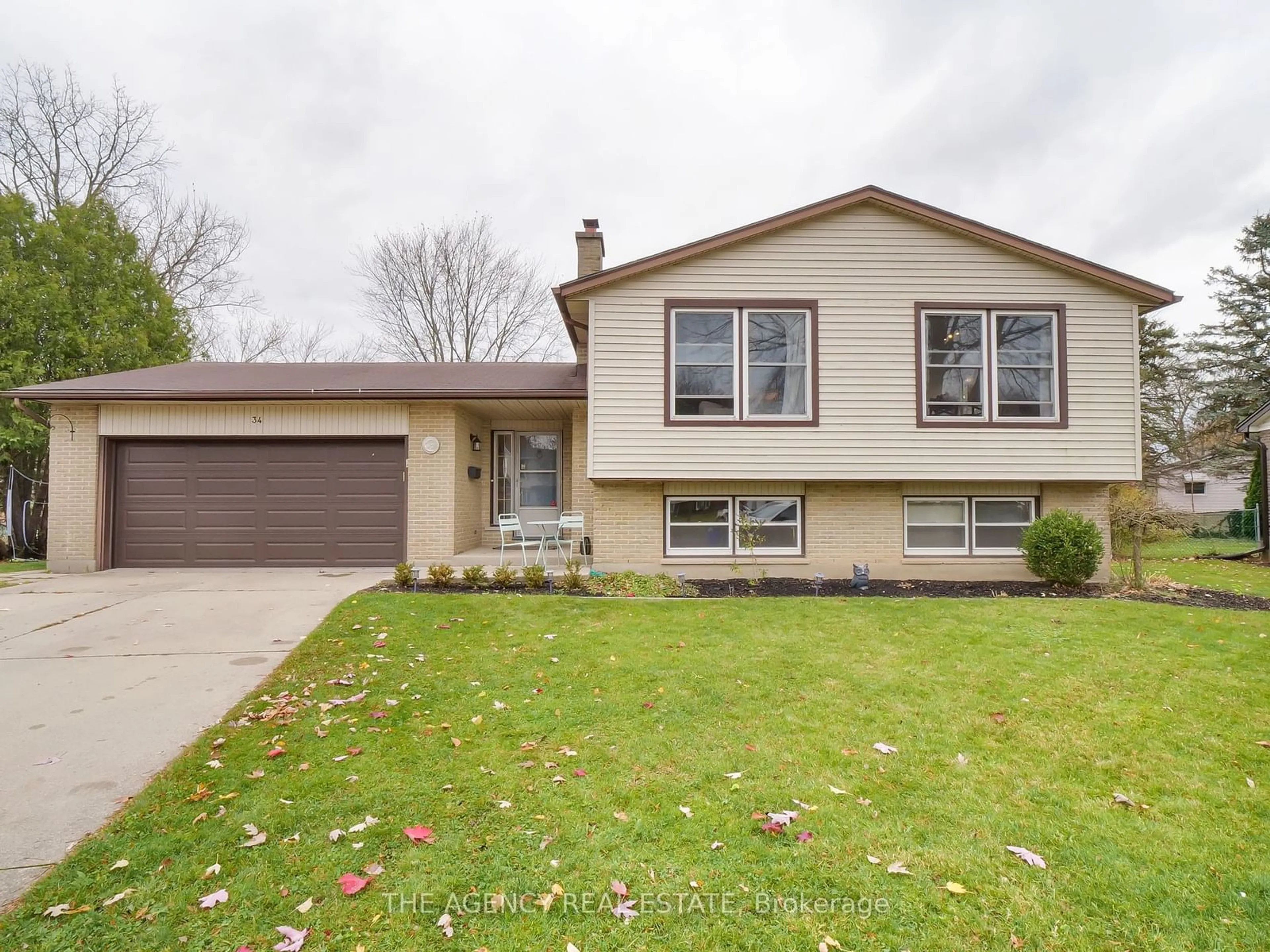 Frontside or backside of a home, the street view for 34 Lynngate Crt, London Ontario N6K 1S4