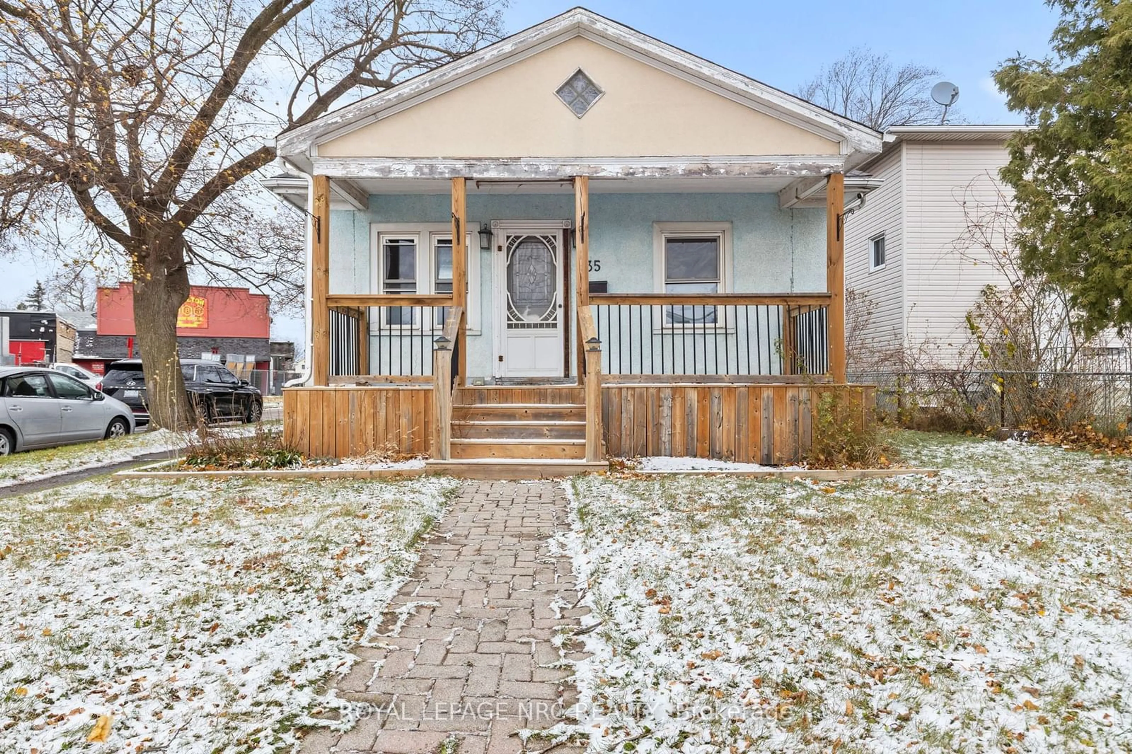 Frontside or backside of a home, cottage for 35 Carlton St, St. Catharines Ontario L2R 1P7