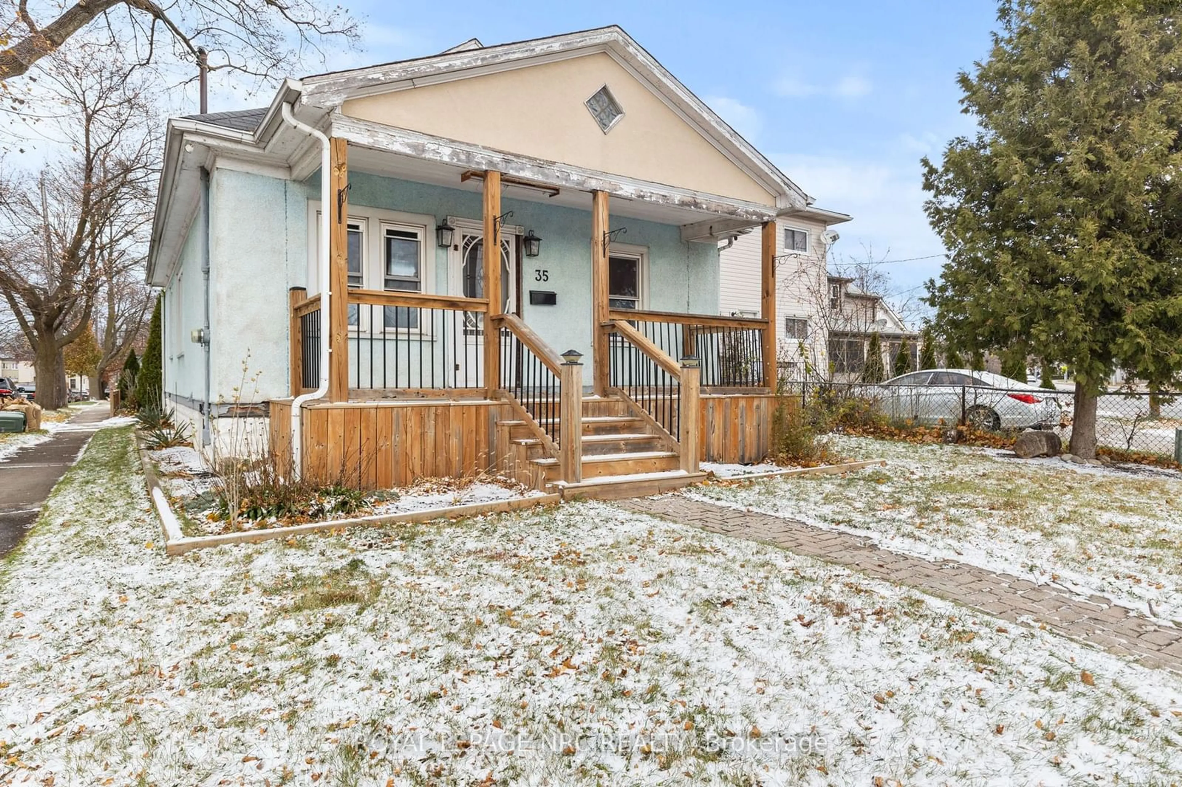 Frontside or backside of a home, cottage for 35 Carlton St, St. Catharines Ontario L2R 1P7