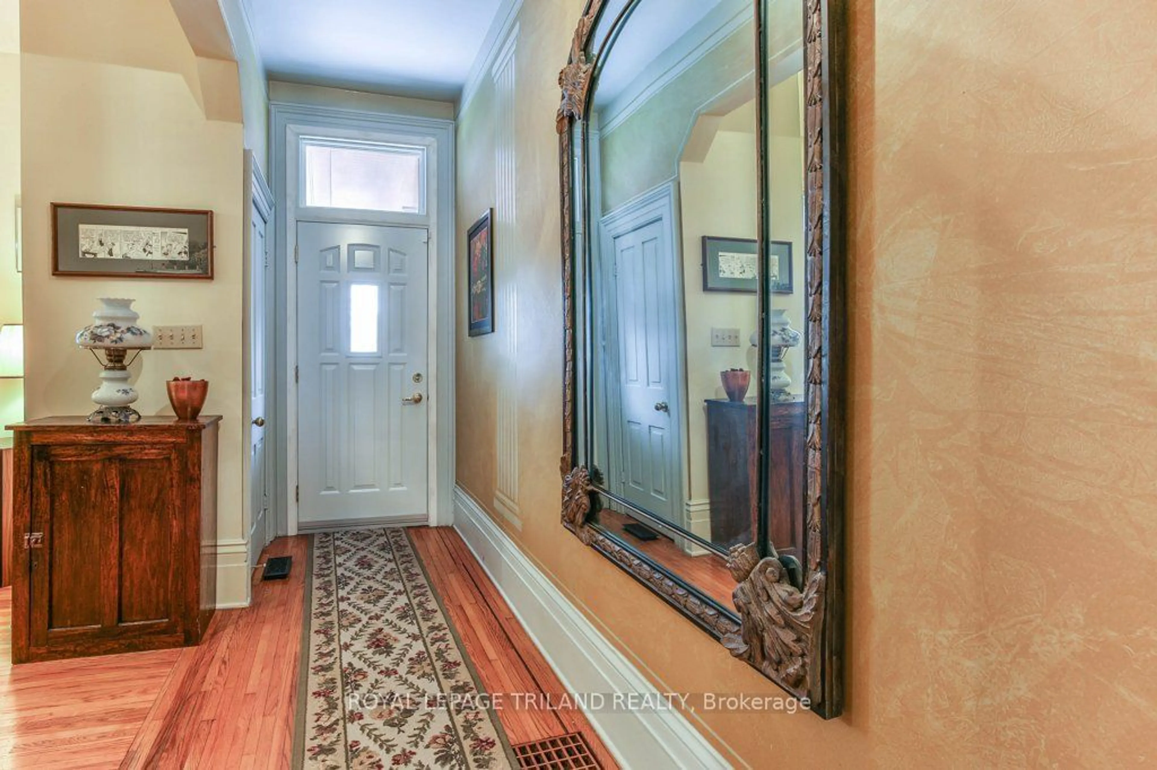 Indoor entryway, wood floors for 149 JOHN St, London Ontario N6A 1N7