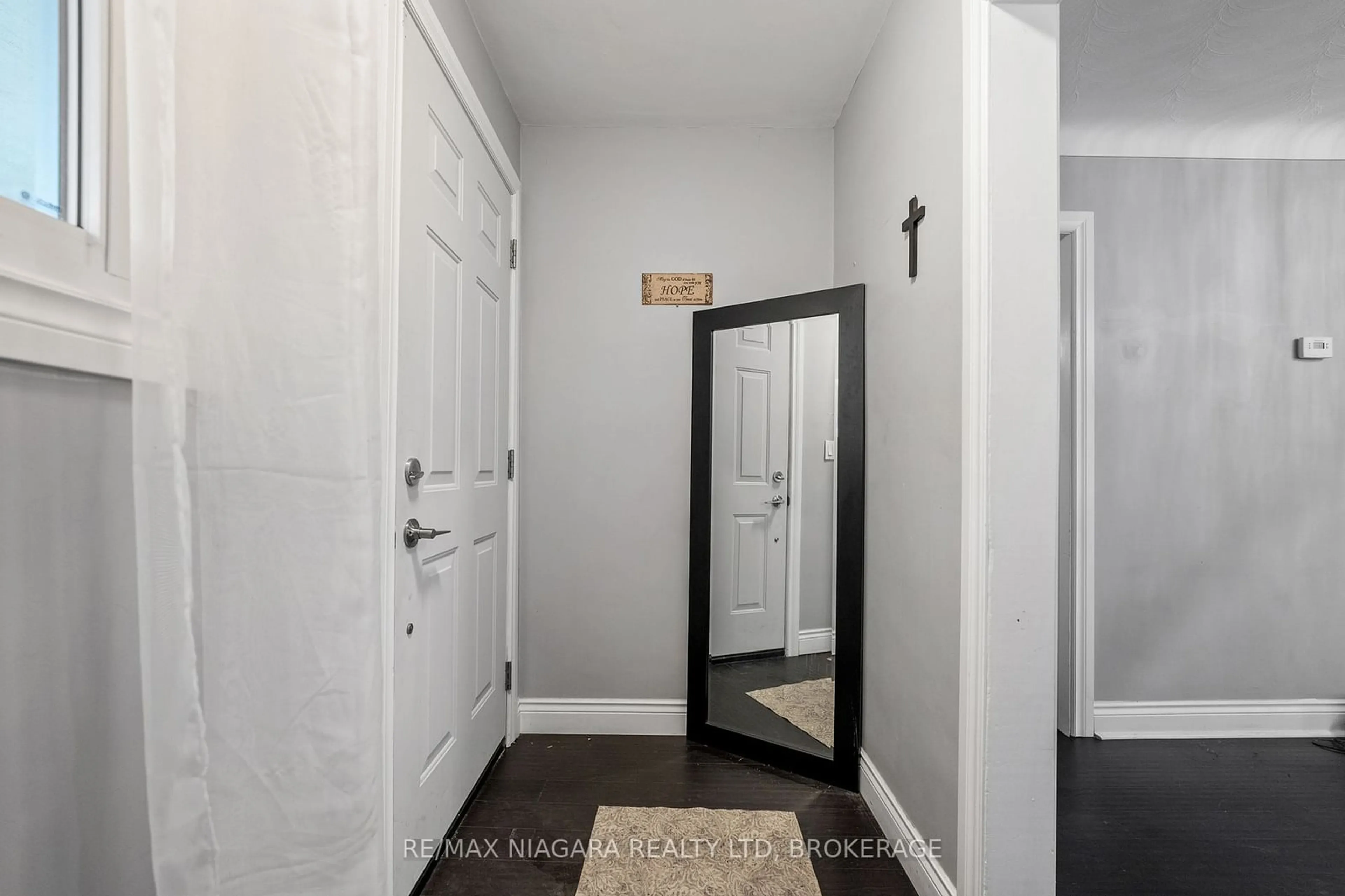 Indoor entryway, wood floors for 67 WEST St, Thorold Ontario L2V 2S4