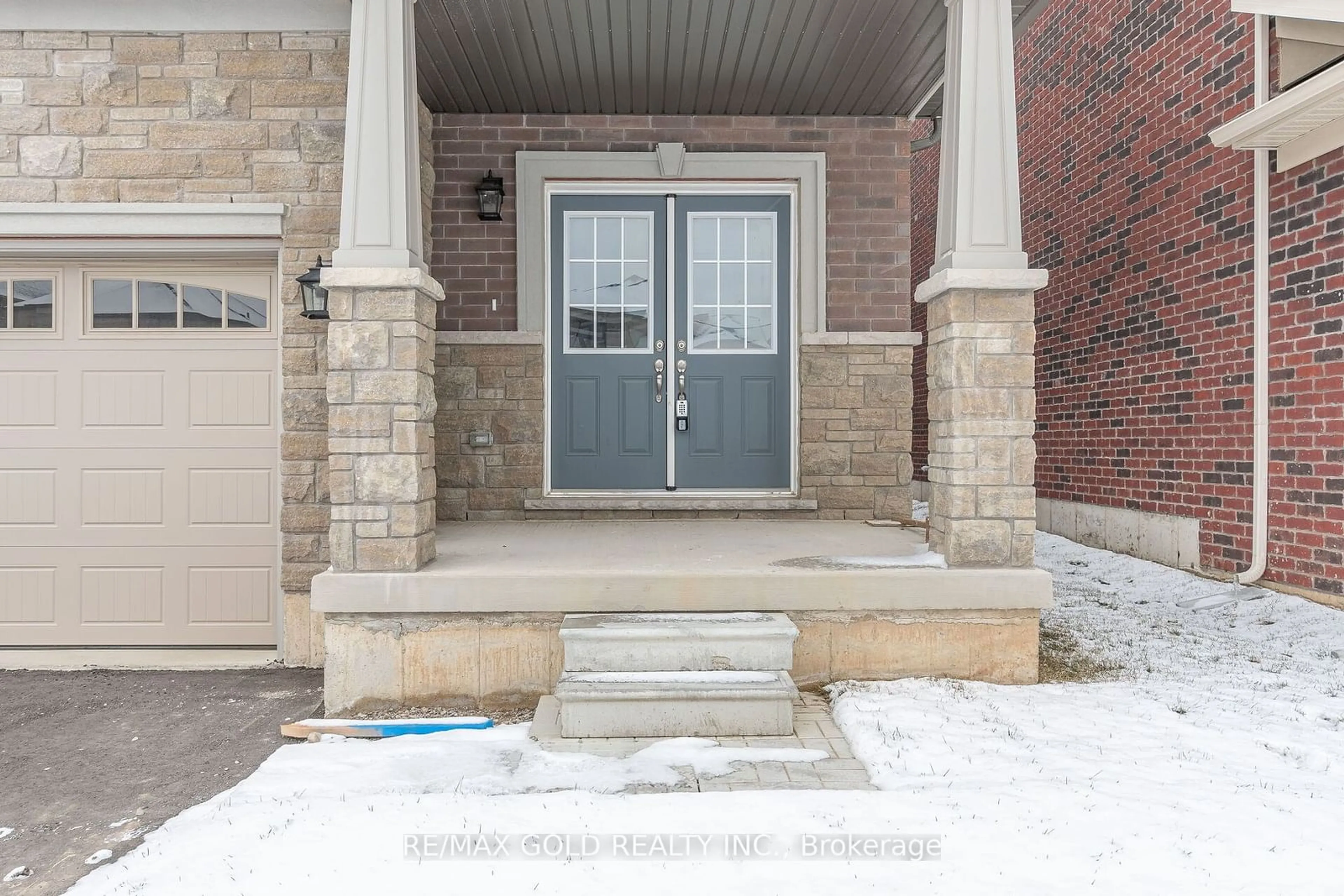 Indoor entryway, carpet floors for 101 Hitchman St, Brant Ontario N3L 3E3