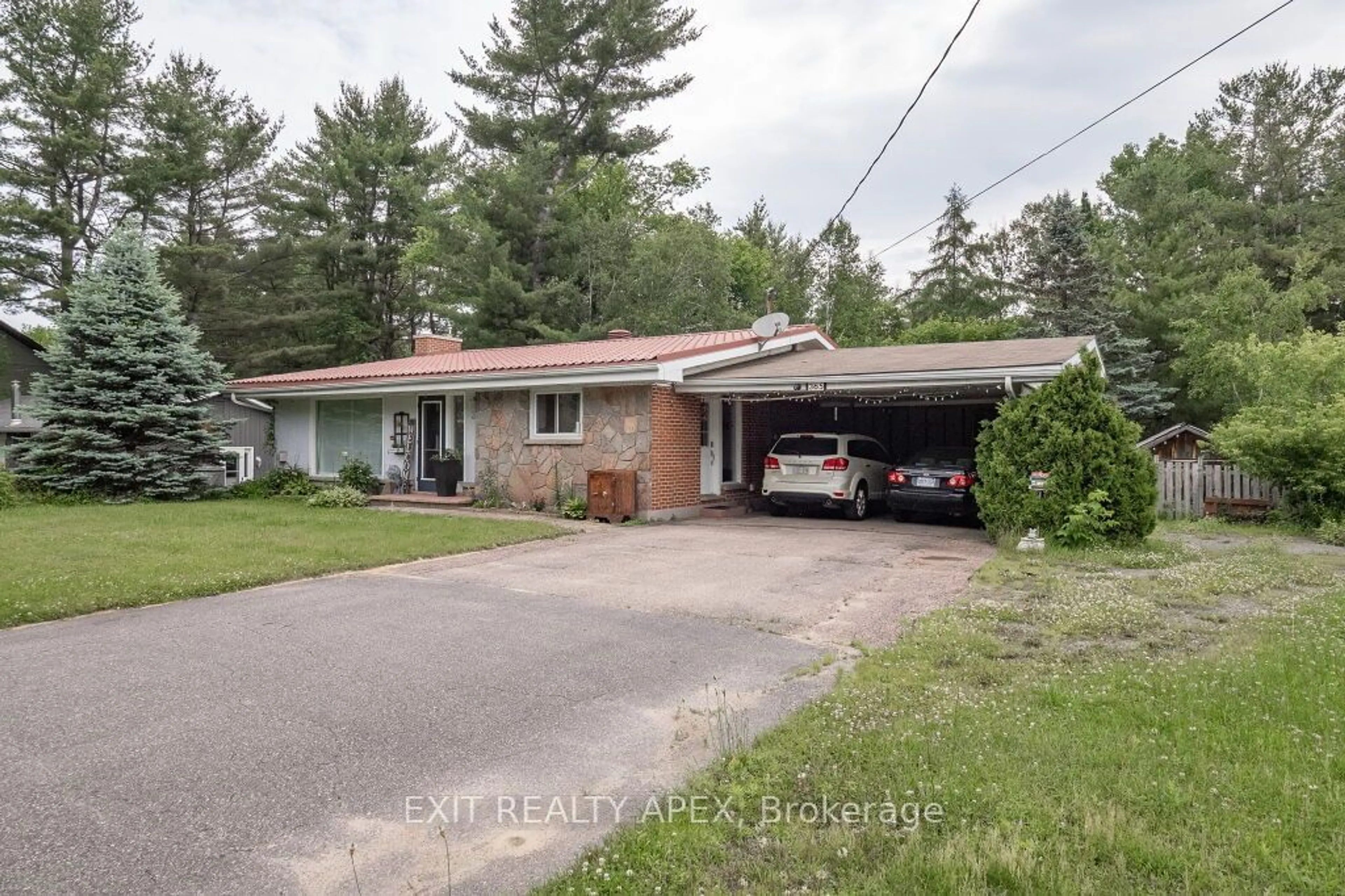 Frontside or backside of a home, cottage for 365 Wellington St, Bracebridge Ontario P1L 1B6