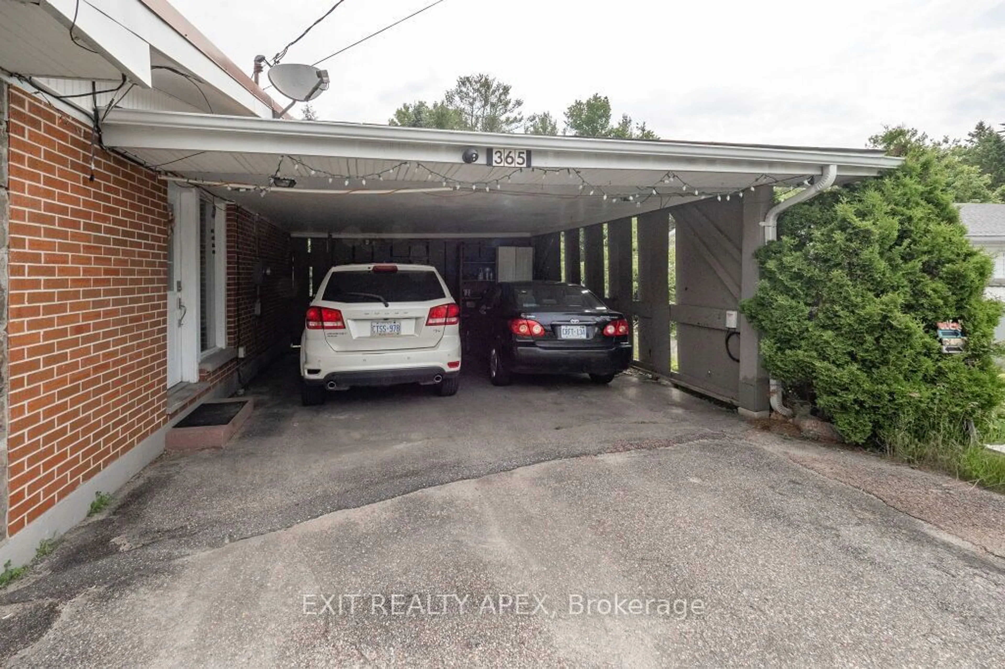 Indoor garage, cement floor for 365 Wellington St, Bracebridge Ontario P1L 1B6