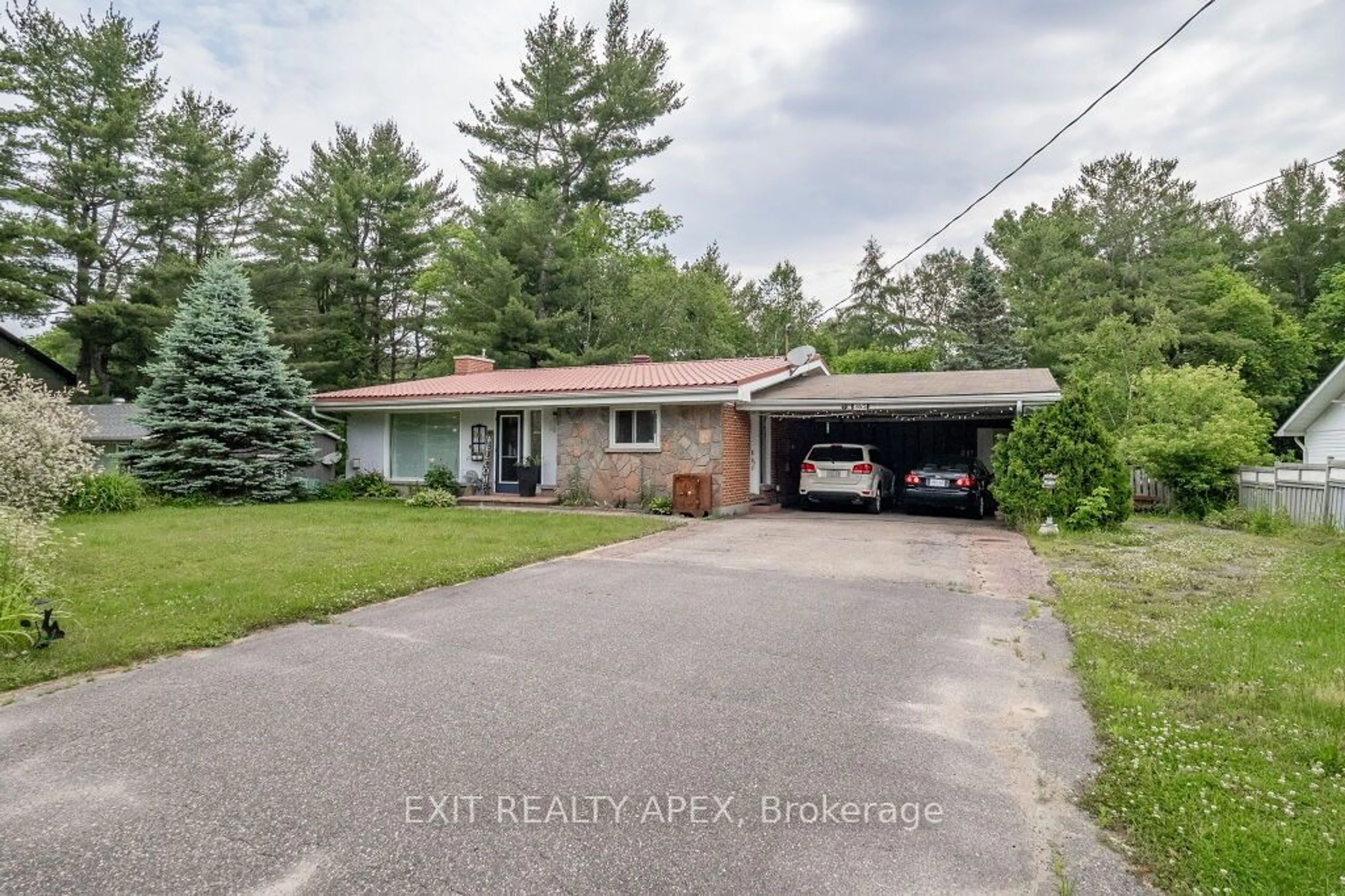 Frontside or backside of a home, the street view for 365 Wellington St, Bracebridge Ontario P1L 1B6