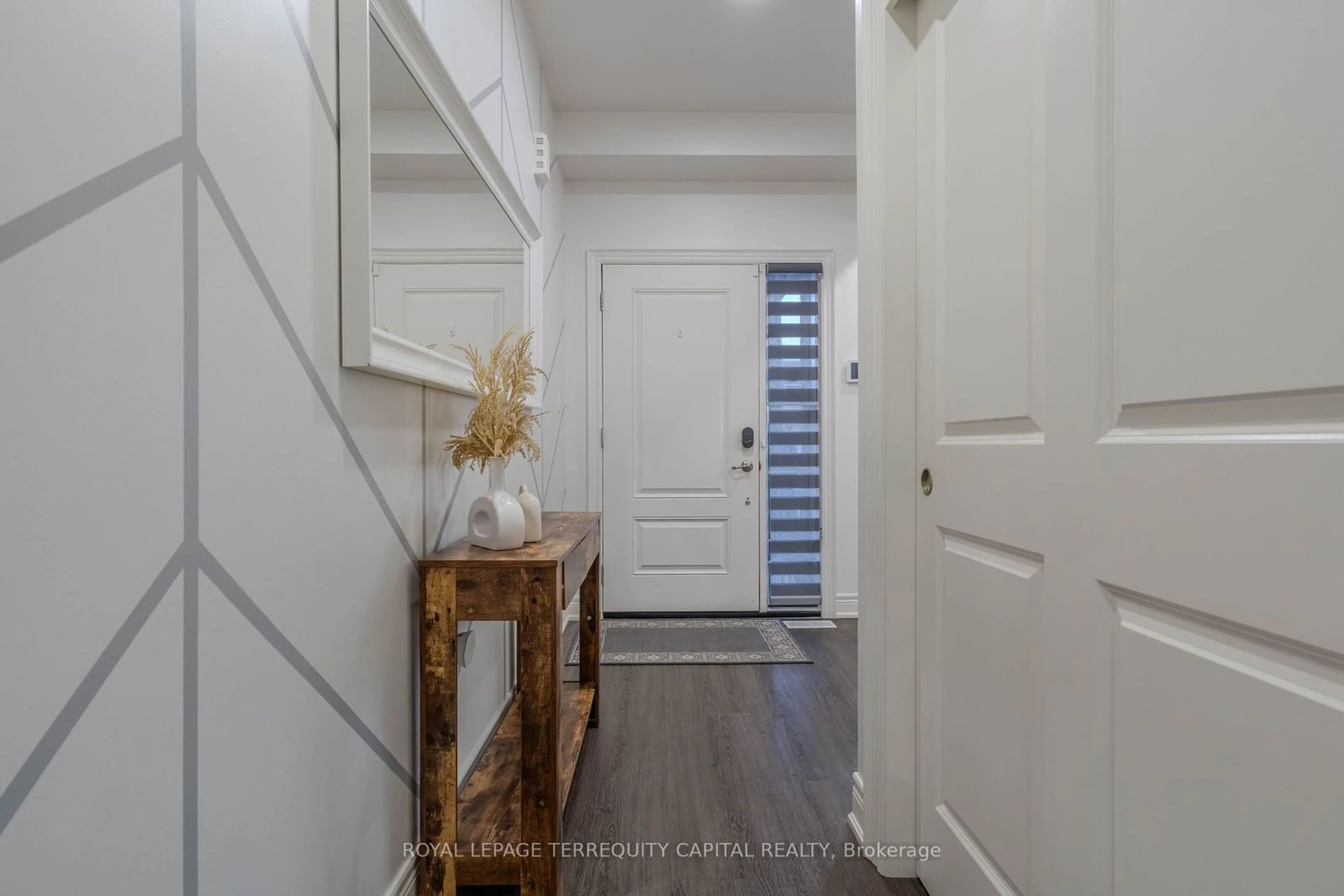 Indoor entryway, wood floors for 3619 Thunder Bay Rd, Fort Erie Ontario L0S 1N0