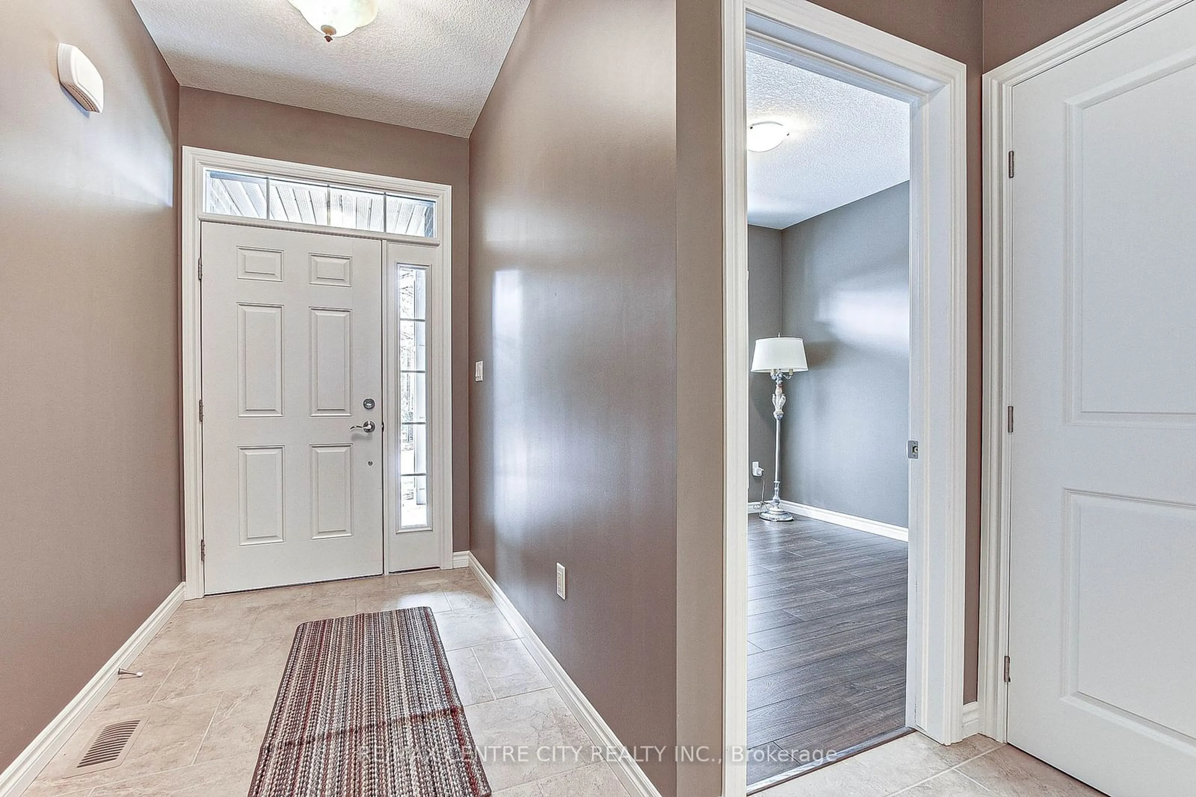 Indoor entryway, wood floors for 1 Vineden Dr #7, St. Thomas Ontario N5P 0E1