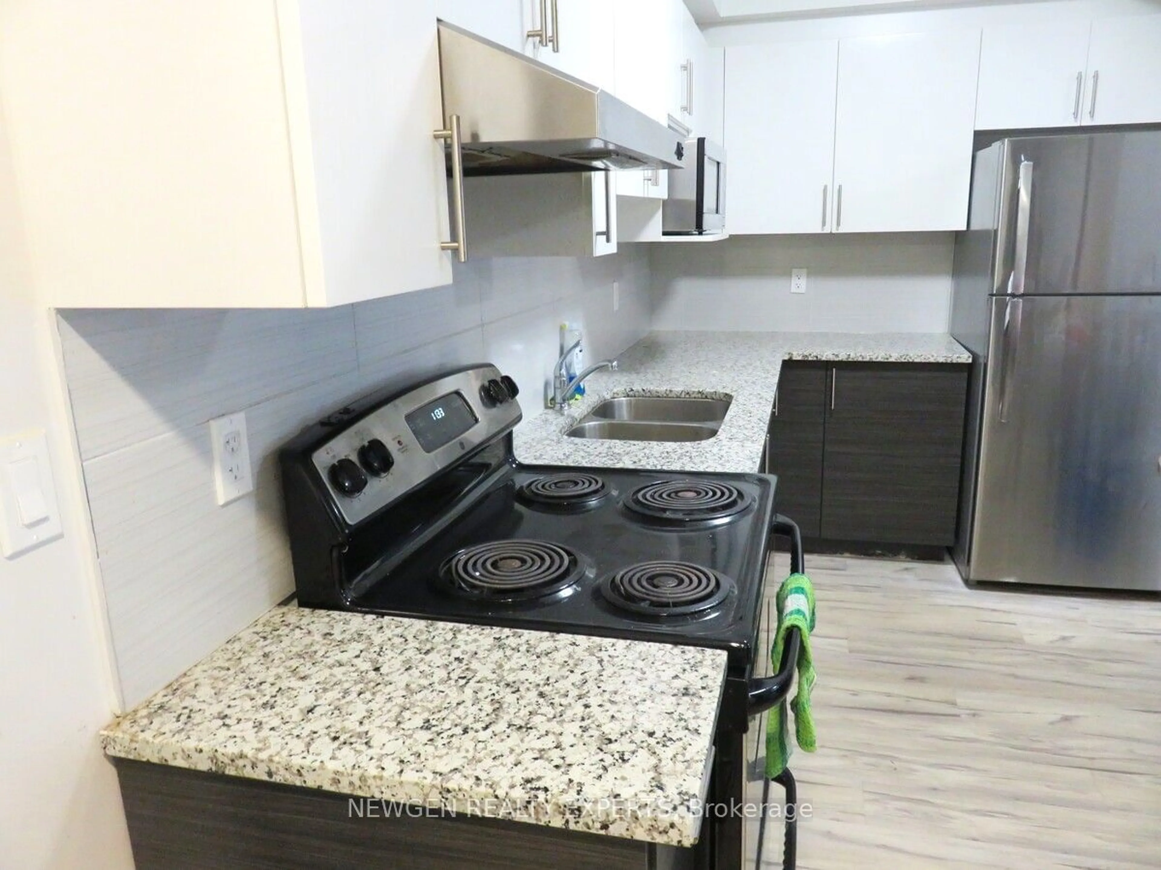 Standard kitchen, wood floors, cottage for 258 A Sunview St #135, Waterloo Ontario N2L 0H6