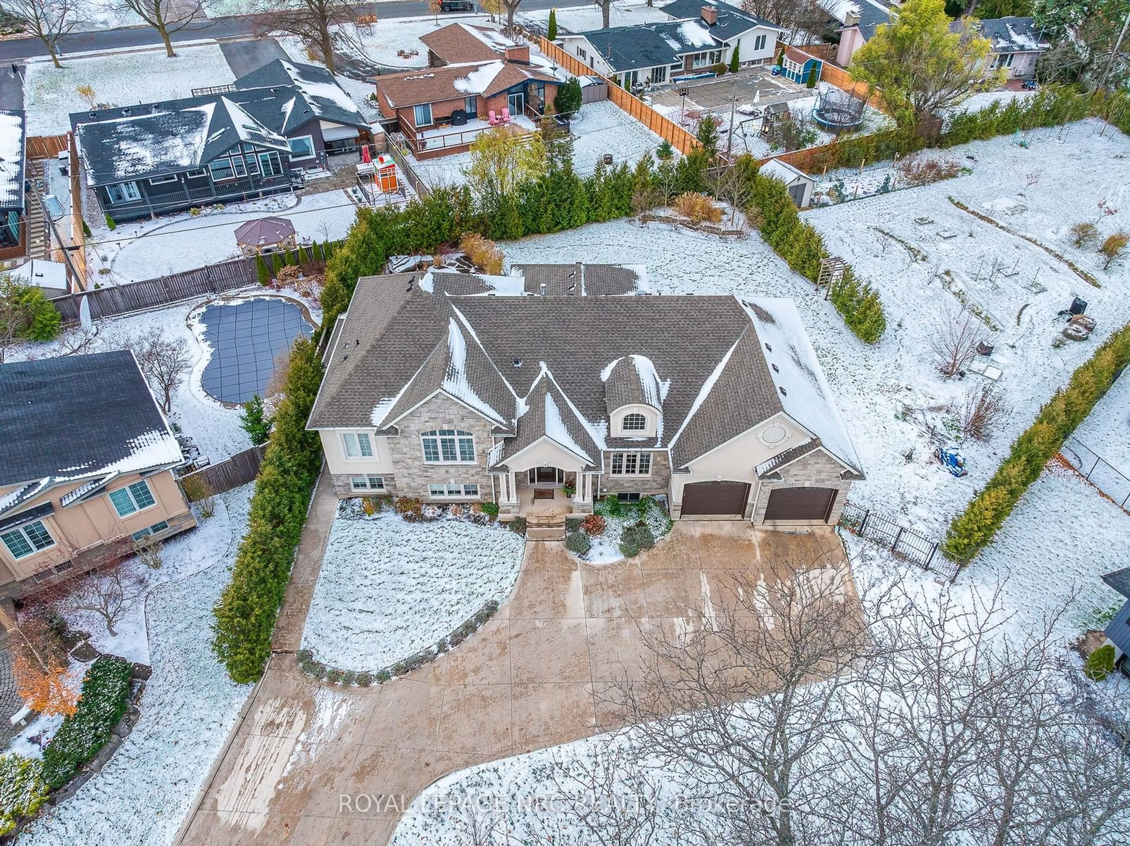 Frontside or backside of a home, the street view for 7 Parklane Cres, St. Catharines Ontario L2T 3T9