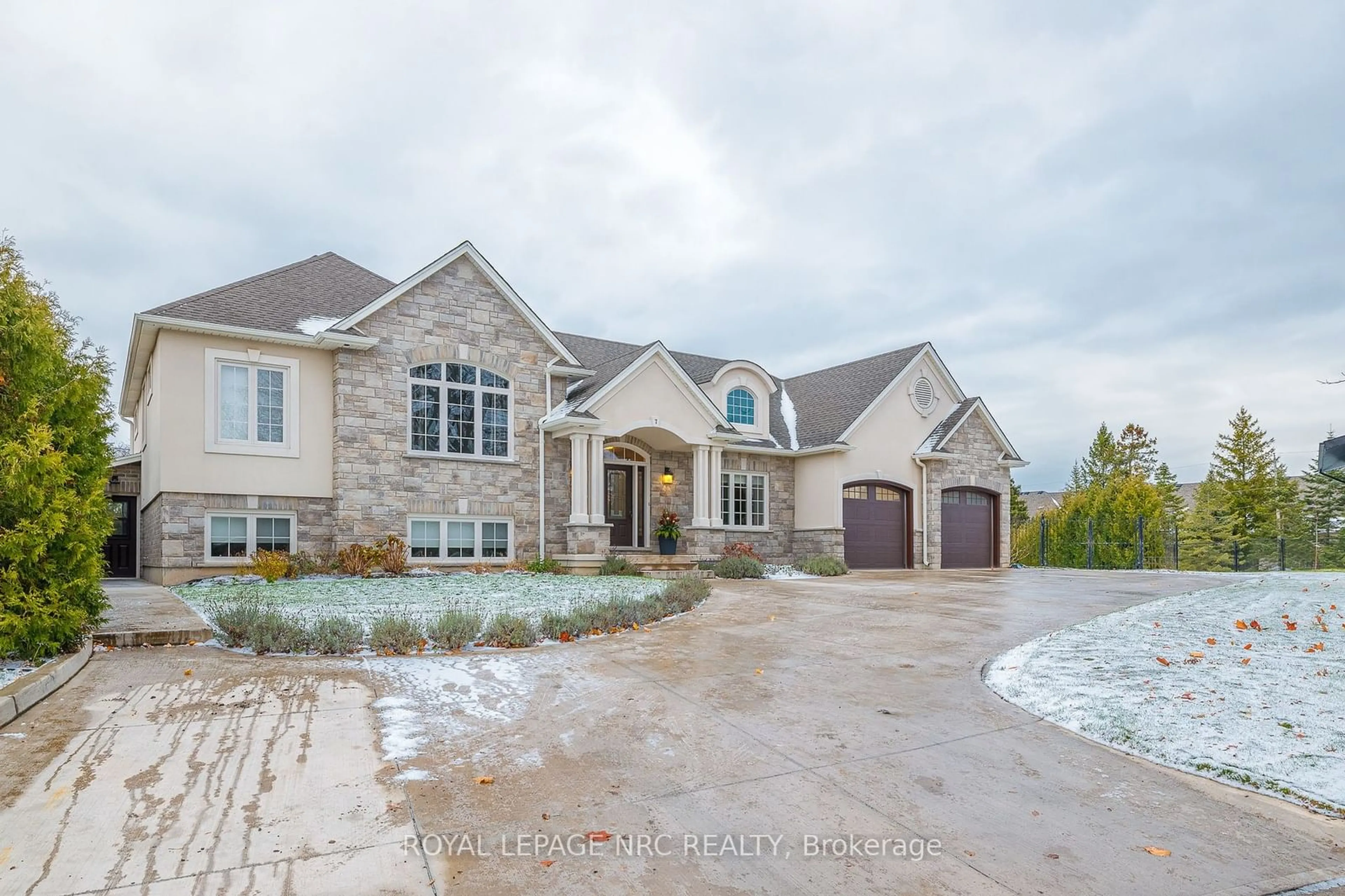 Frontside or backside of a home, the street view for 7 Parklane Cres, St. Catharines Ontario L2T 3T9