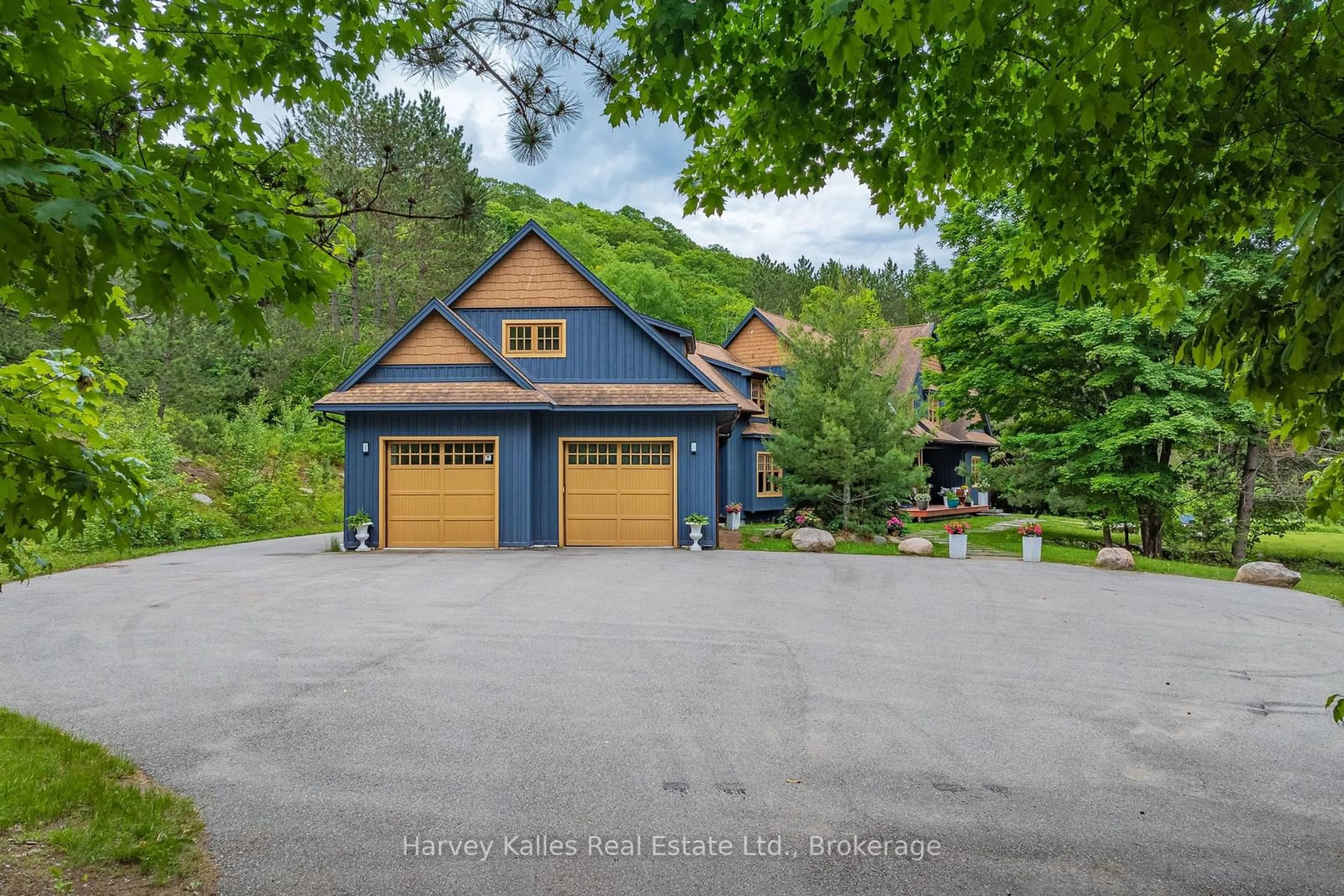 Indoor garage, wood floors for 1074 TALLY HO WINTER PARK Rd, Lake of Bays Ontario P1H 2J6