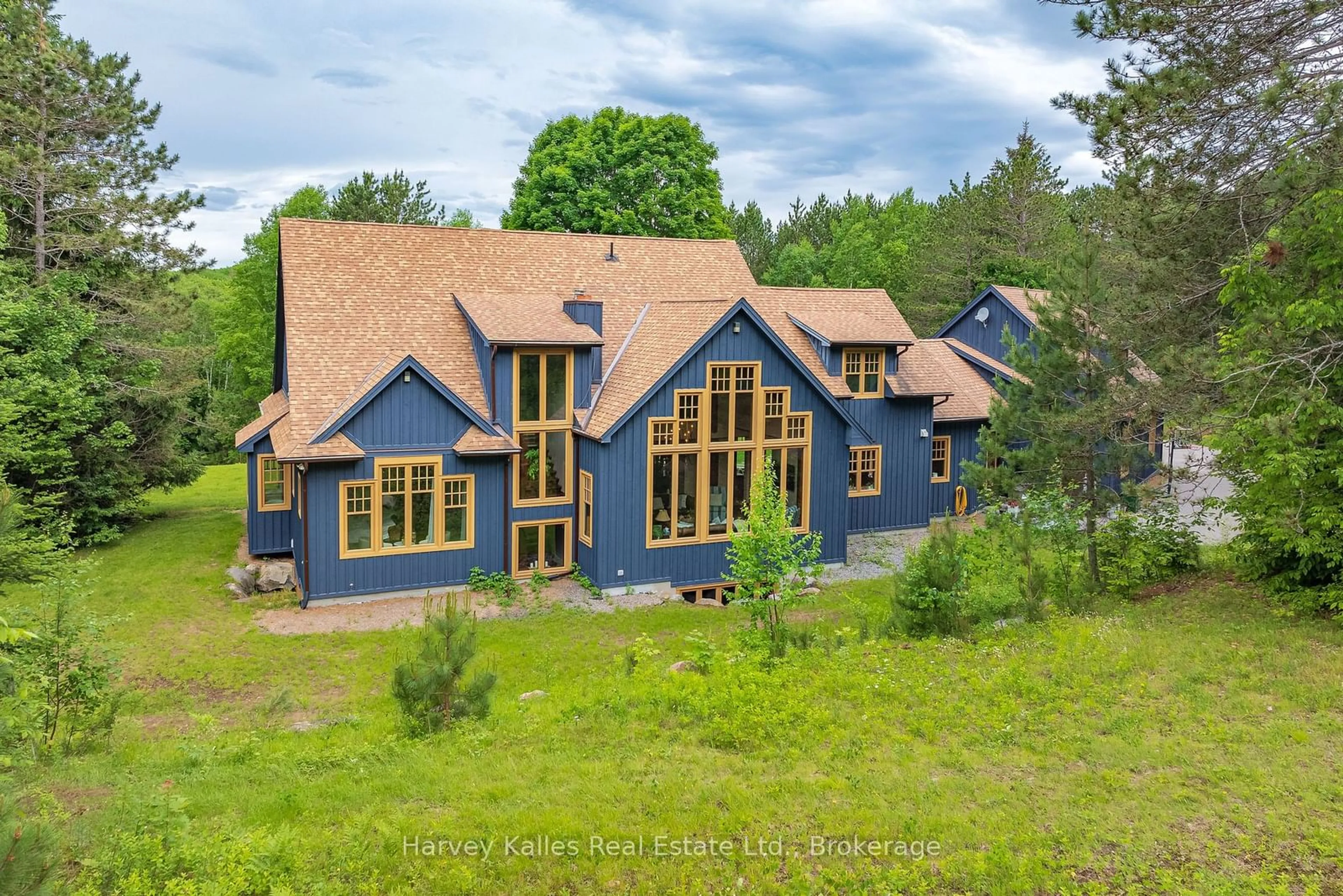 Frontside or backside of a home, cottage for 1074 TALLY HO WINTER PARK Rd, Lake of Bays Ontario P1H 2J6