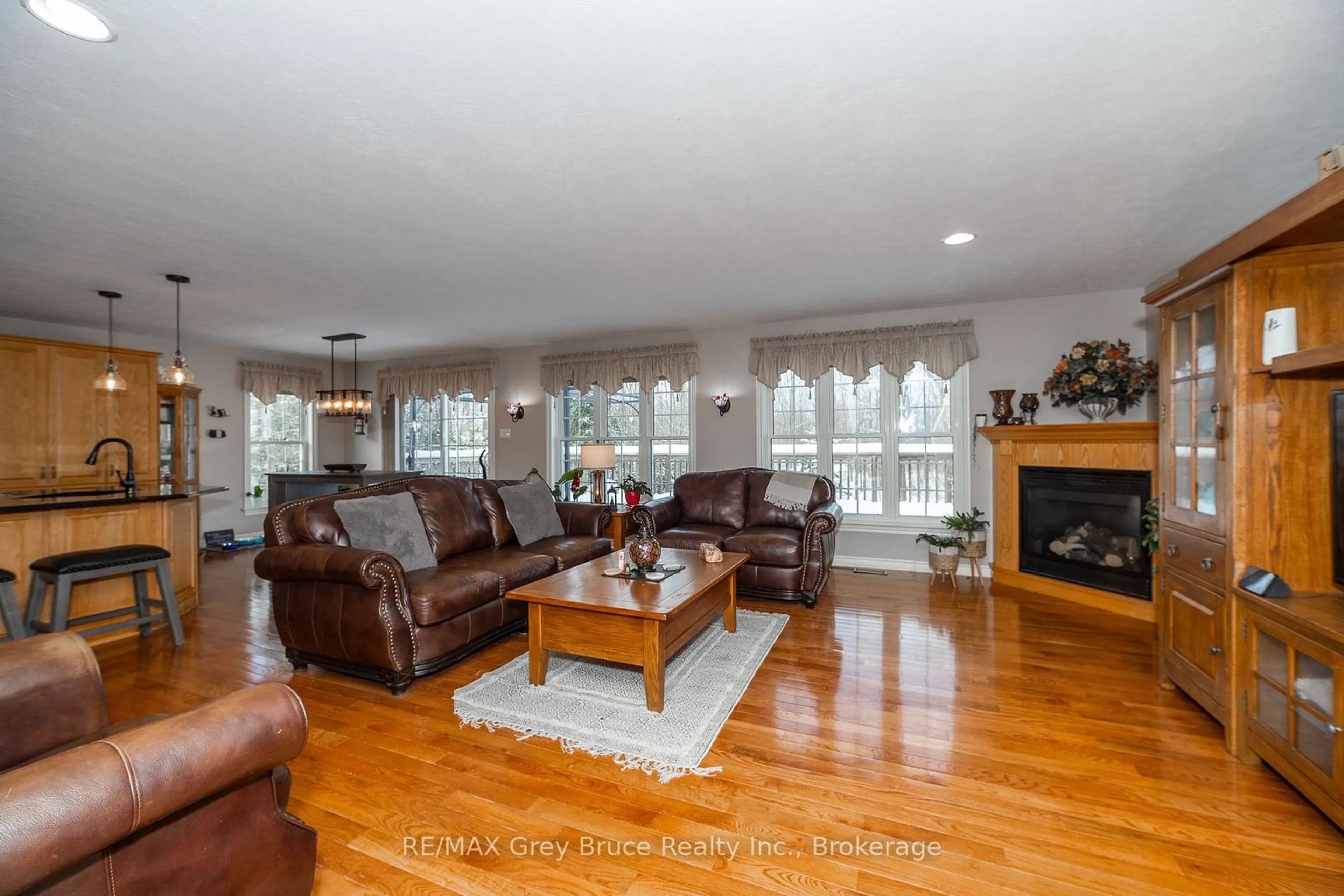 Living room, wood floors for 319586 Grey Road 1 Rd, Georgian Bluffs Ontario N0H 1S0