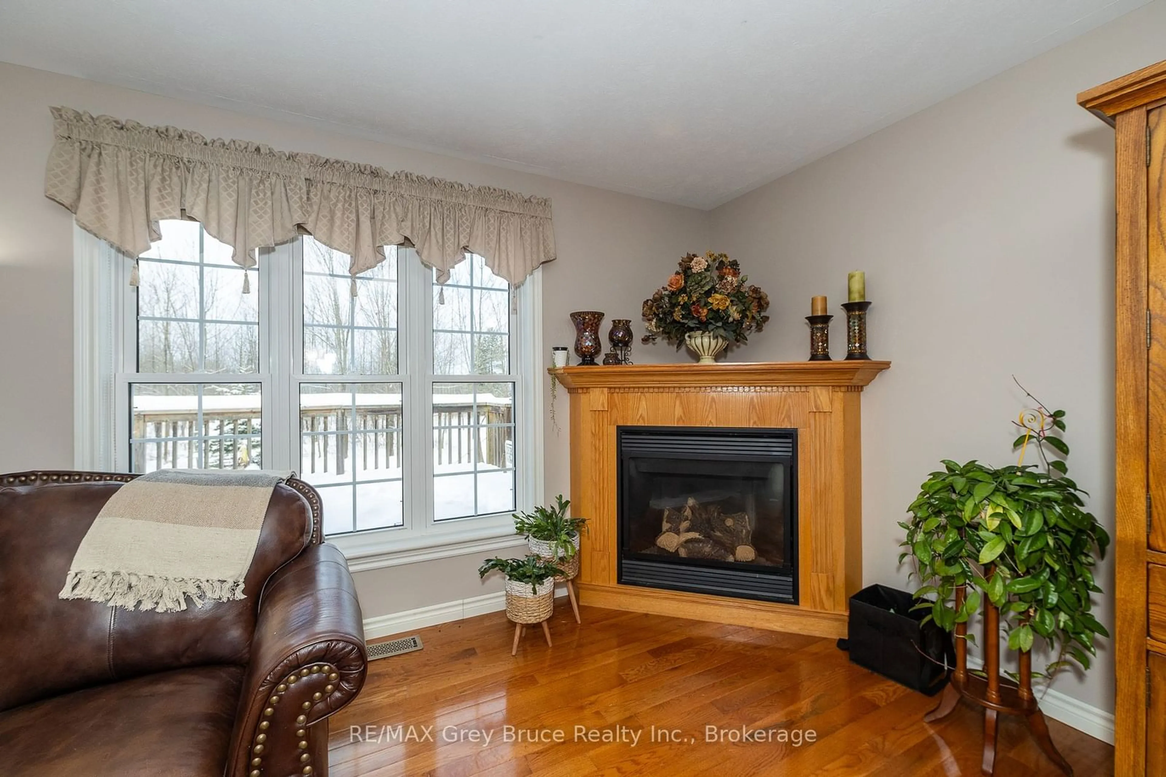 Living room, wood floors for 319586 Grey Road 1 Rd, Georgian Bluffs Ontario N0H 1S0