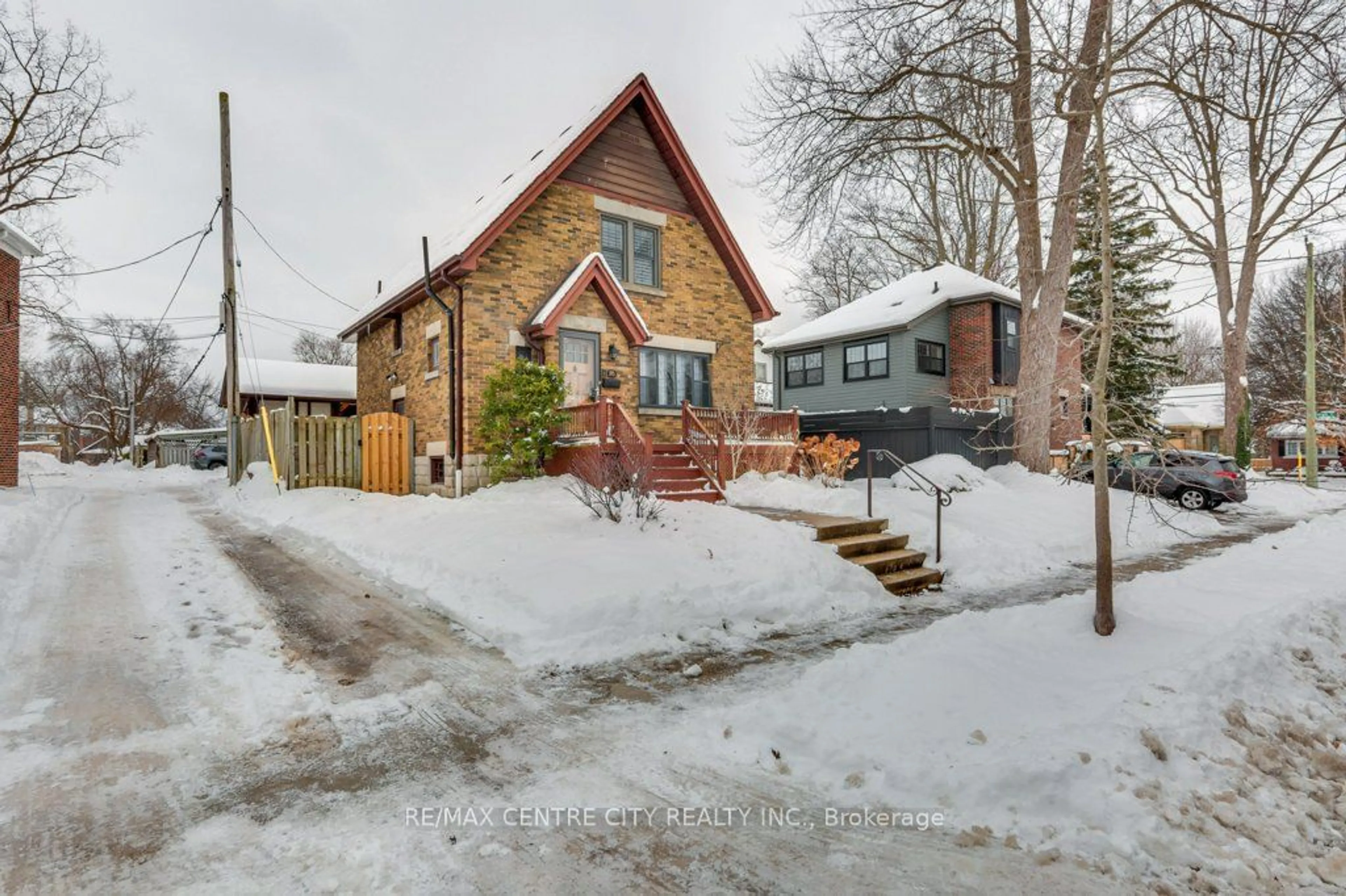 Frontside or backside of a home, cottage for 105 Windsor Cres, London Ontario N6C 1V9