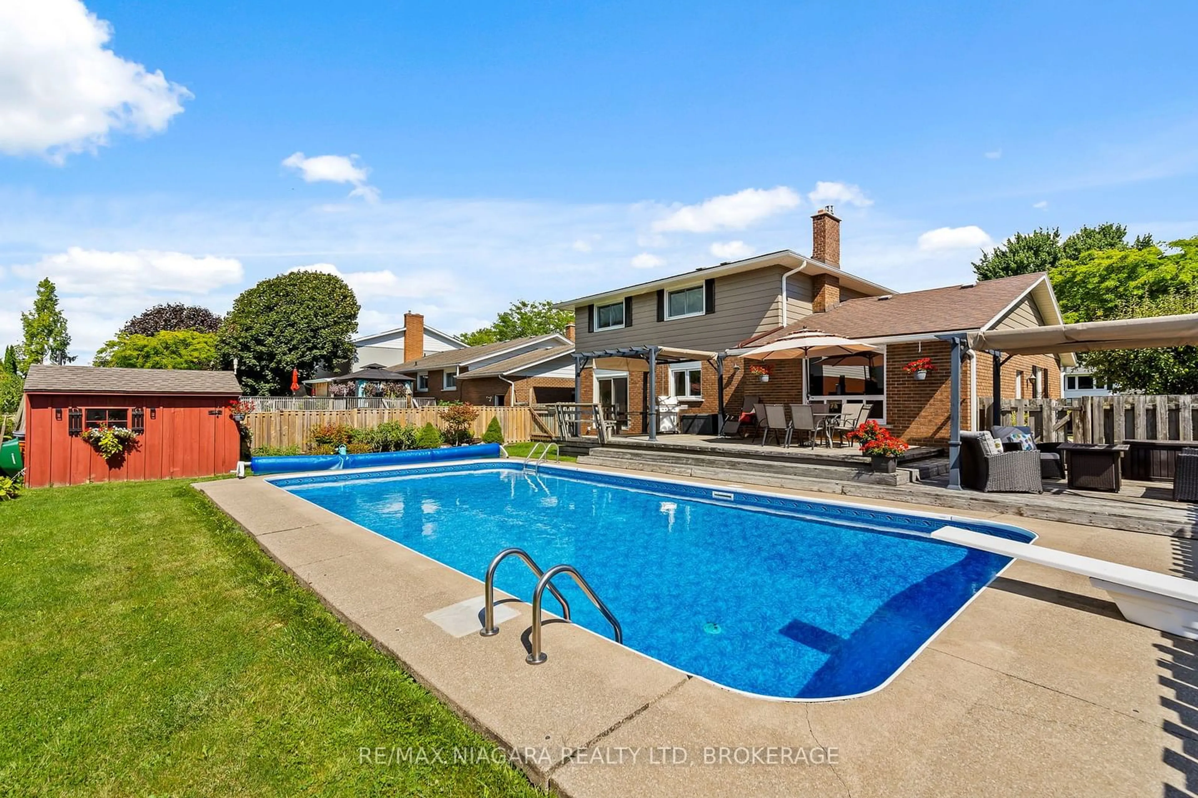 Indoor or outdoor pool for 40 Gaspare Dr, Port Colborne Ontario L3K 2V2