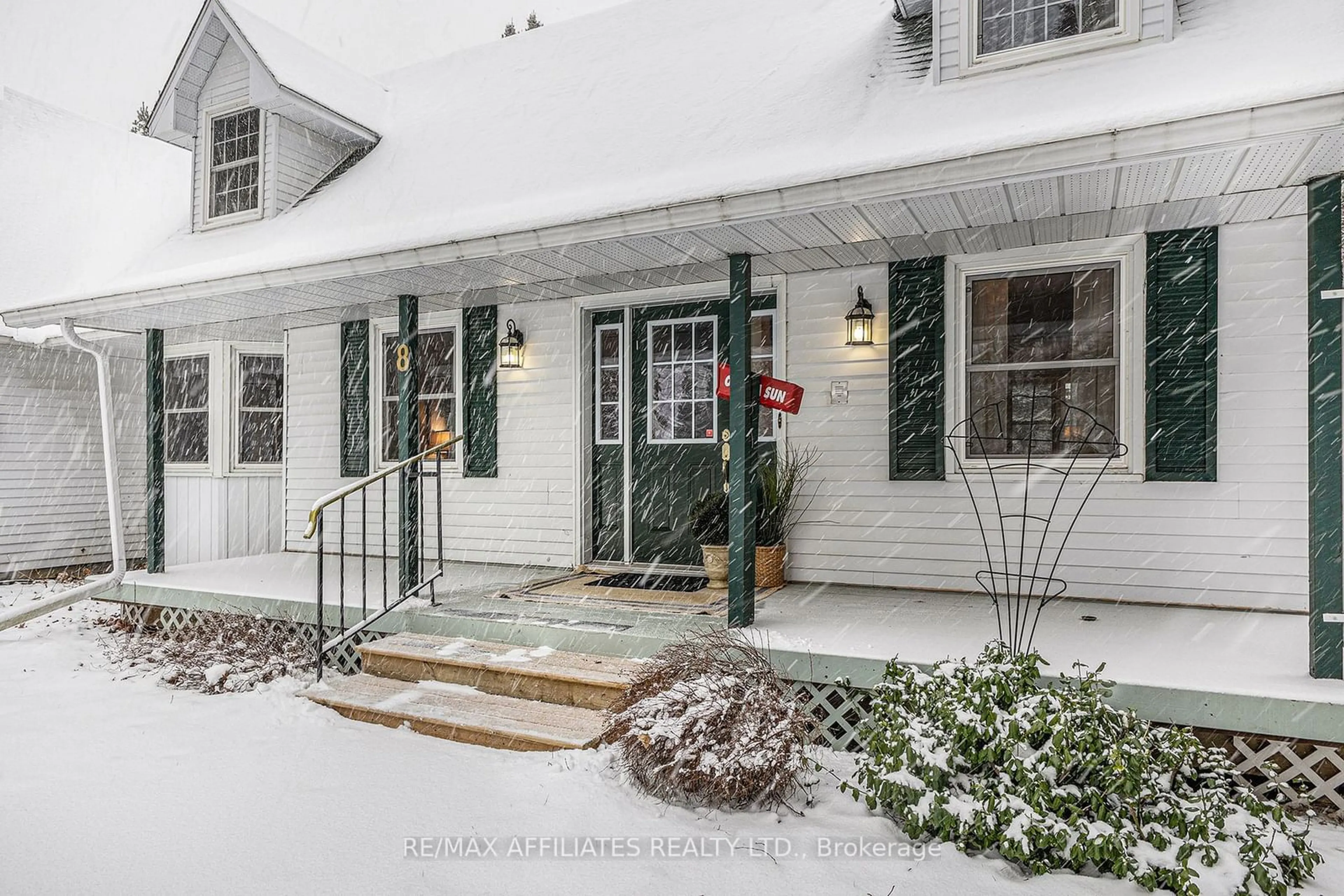 Indoor entryway for 8 Fairlane Dr, Rideau Lakes Ontario K7A 4S5