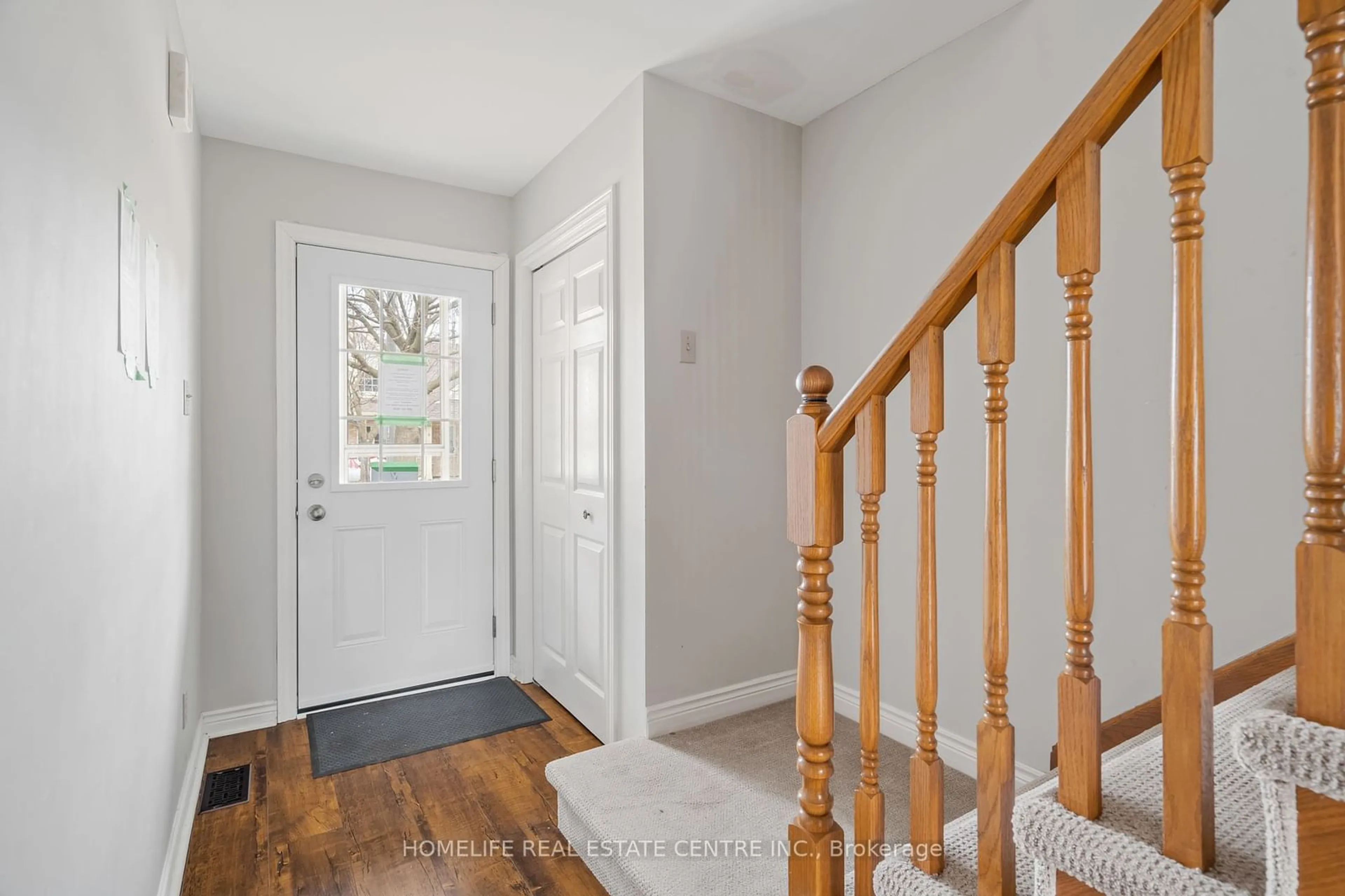 Indoor entryway, wood floors for 9 Wentworth Dr, Grimsby Ontario L3M 5H9