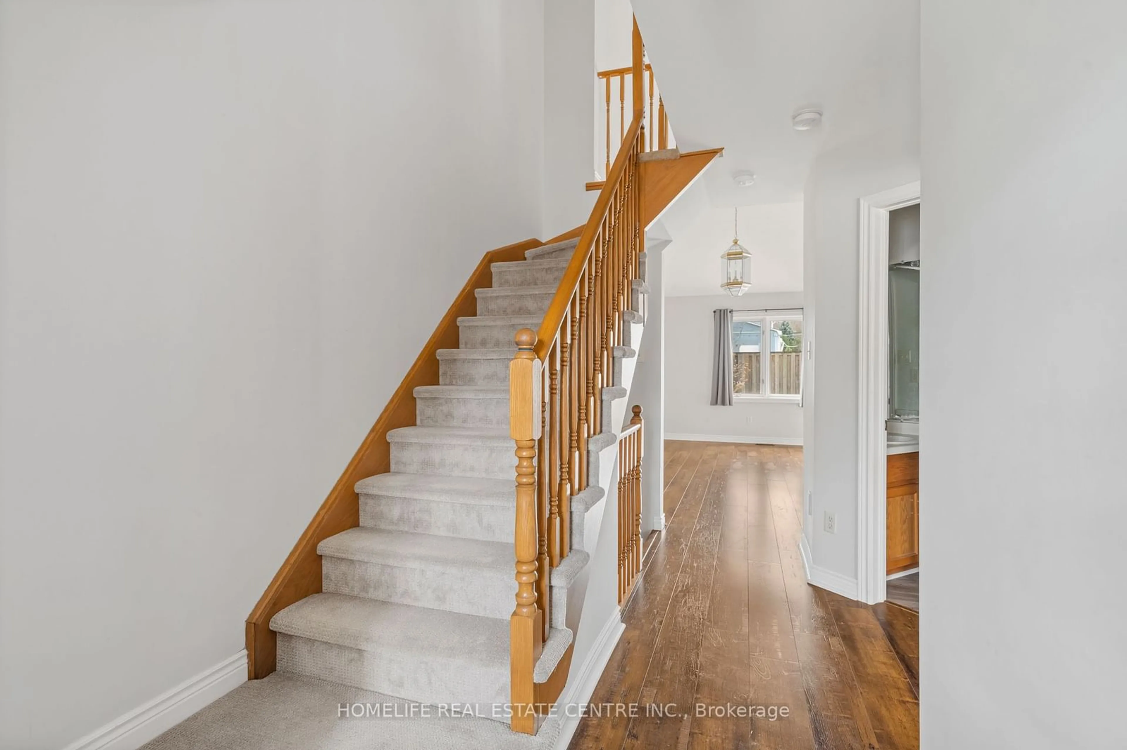 Stairs for 9 Wentworth Dr, Grimsby Ontario L3M 5H9