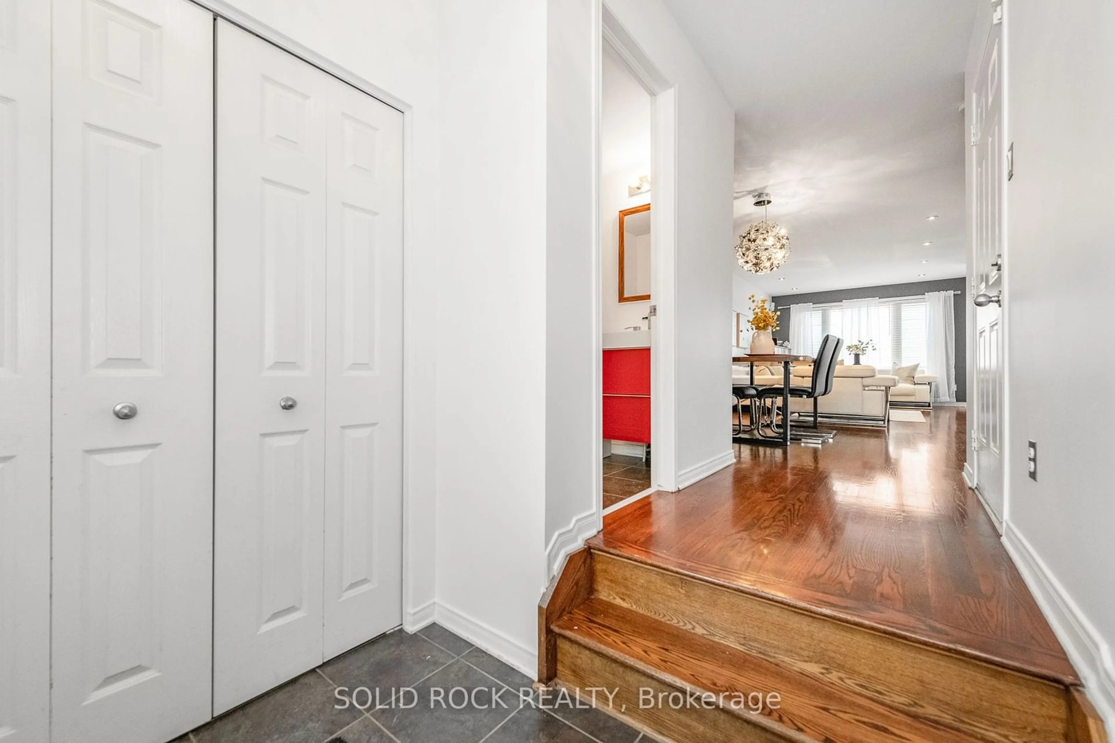 Indoor entryway, wood floors for 437 Brigitta St, Kanata Ontario K2S 0J6