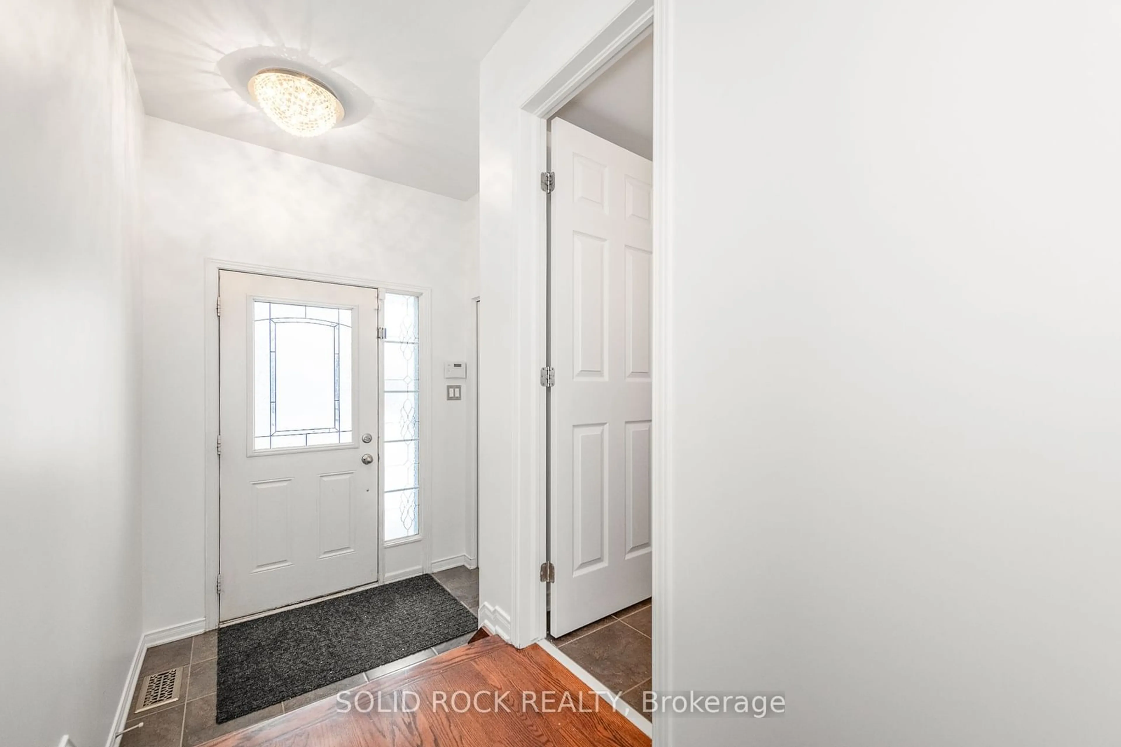 Indoor entryway, wood floors for 437 Brigitta St, Kanata Ontario K2S 0J6