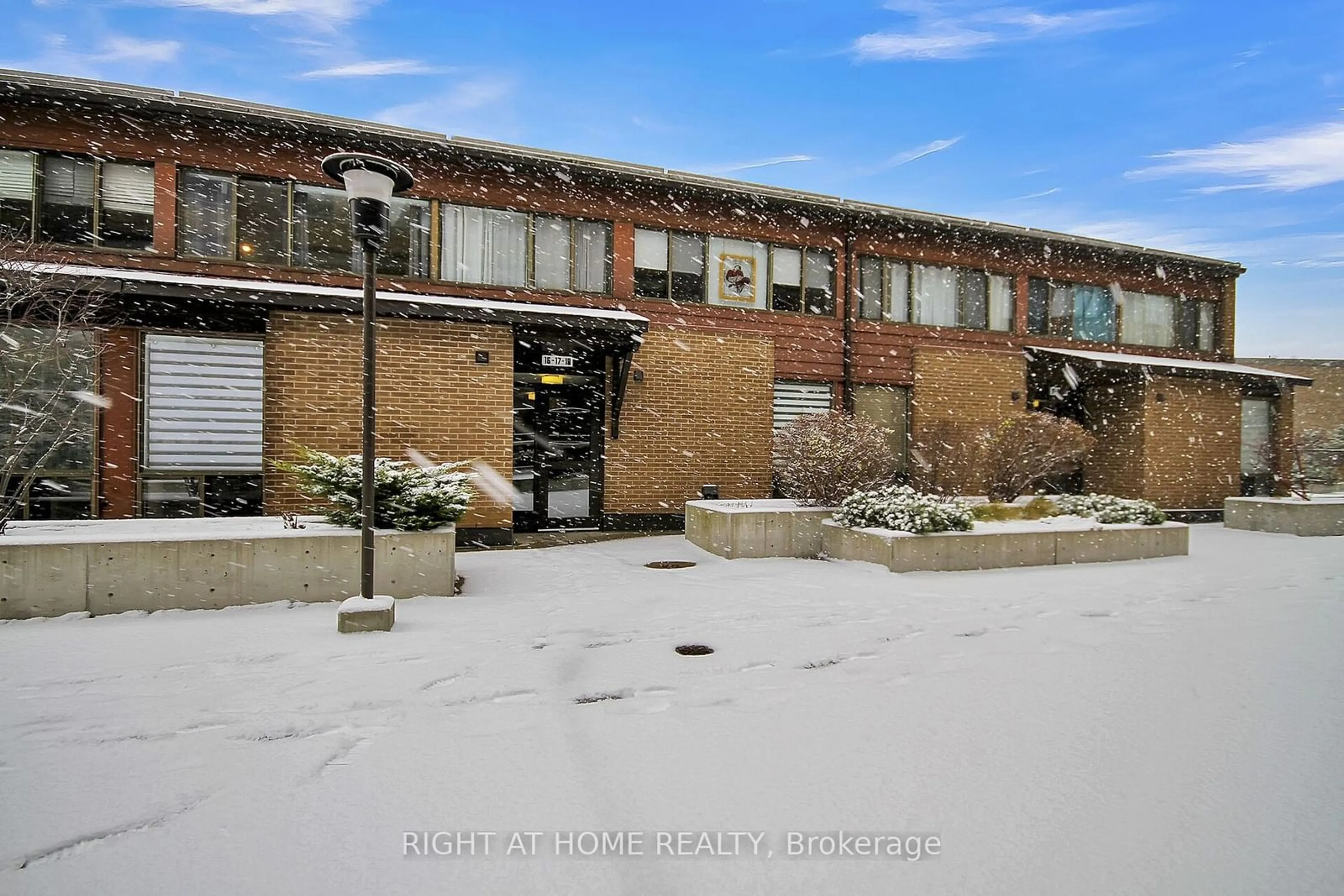 A pic from exterior of the house or condo, the front or back of building for 525 St Laurent Blvd #16, Manor Park - Cardinal Glen and Area Ontario K1K 2Z9