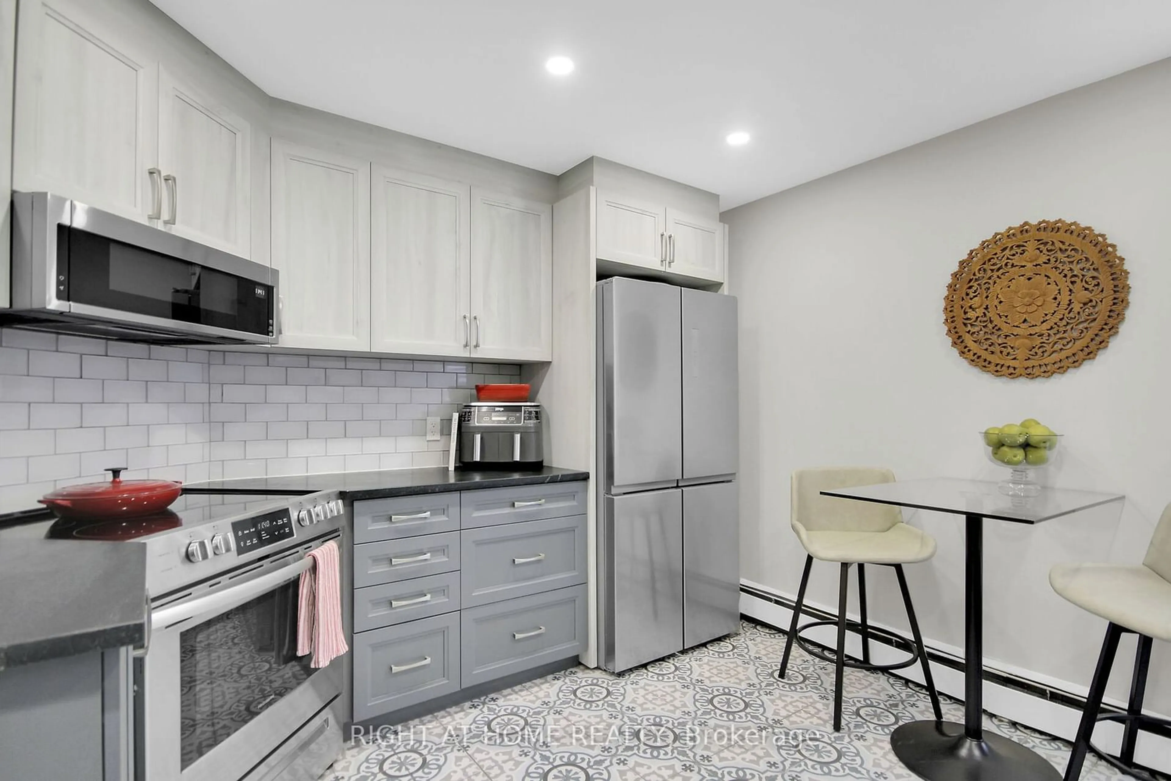 Kitchen, ceramic floors, cottage for 525 St Laurent Blvd #16, Manor Park - Cardinal Glen and Area Ontario K1K 2Z9