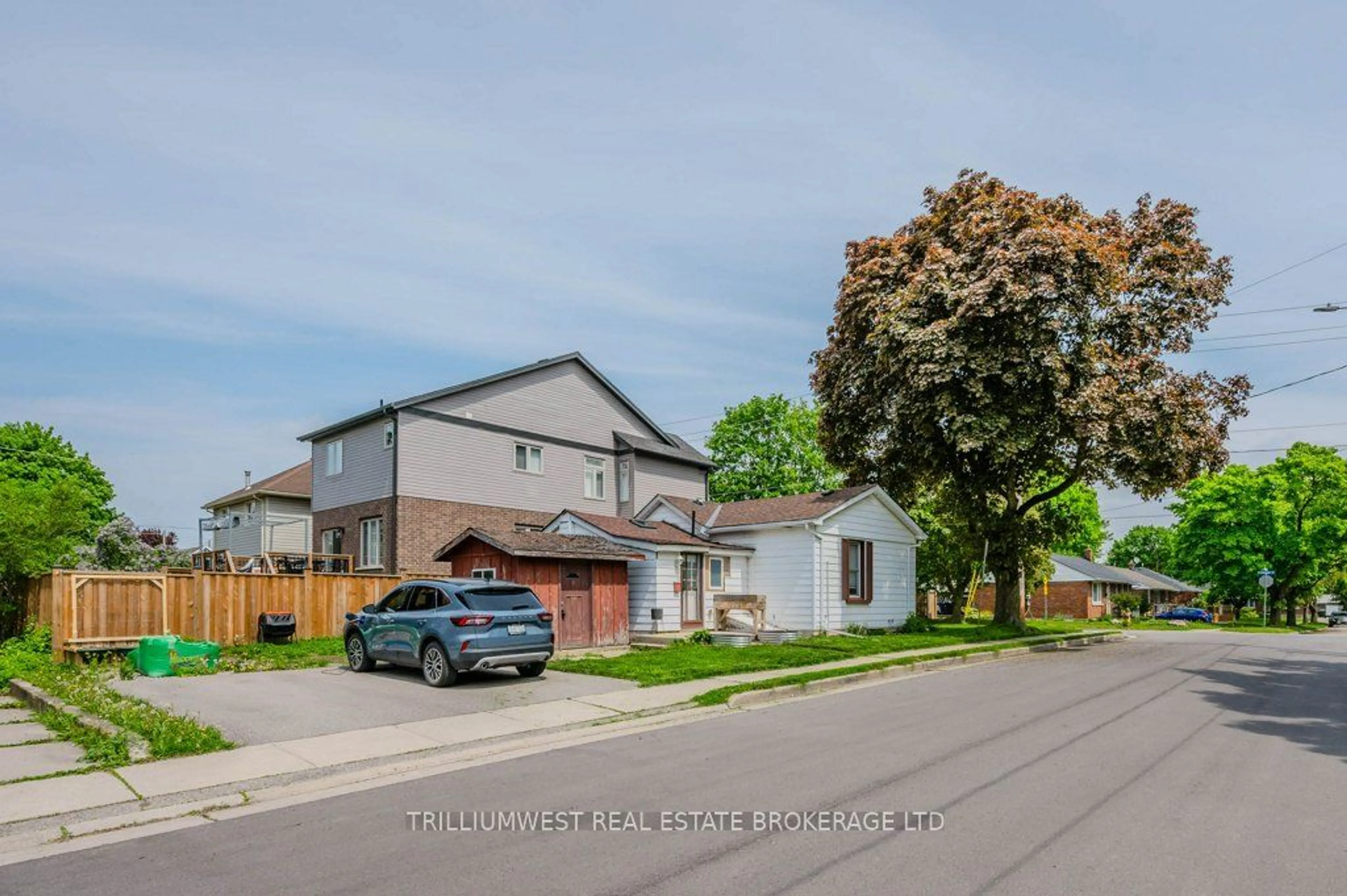 A pic from outside/outdoor area/front of a property/back of a property/a pic from drone, street for 326 Exhibition St, Guelph Ontario N1H 4S2