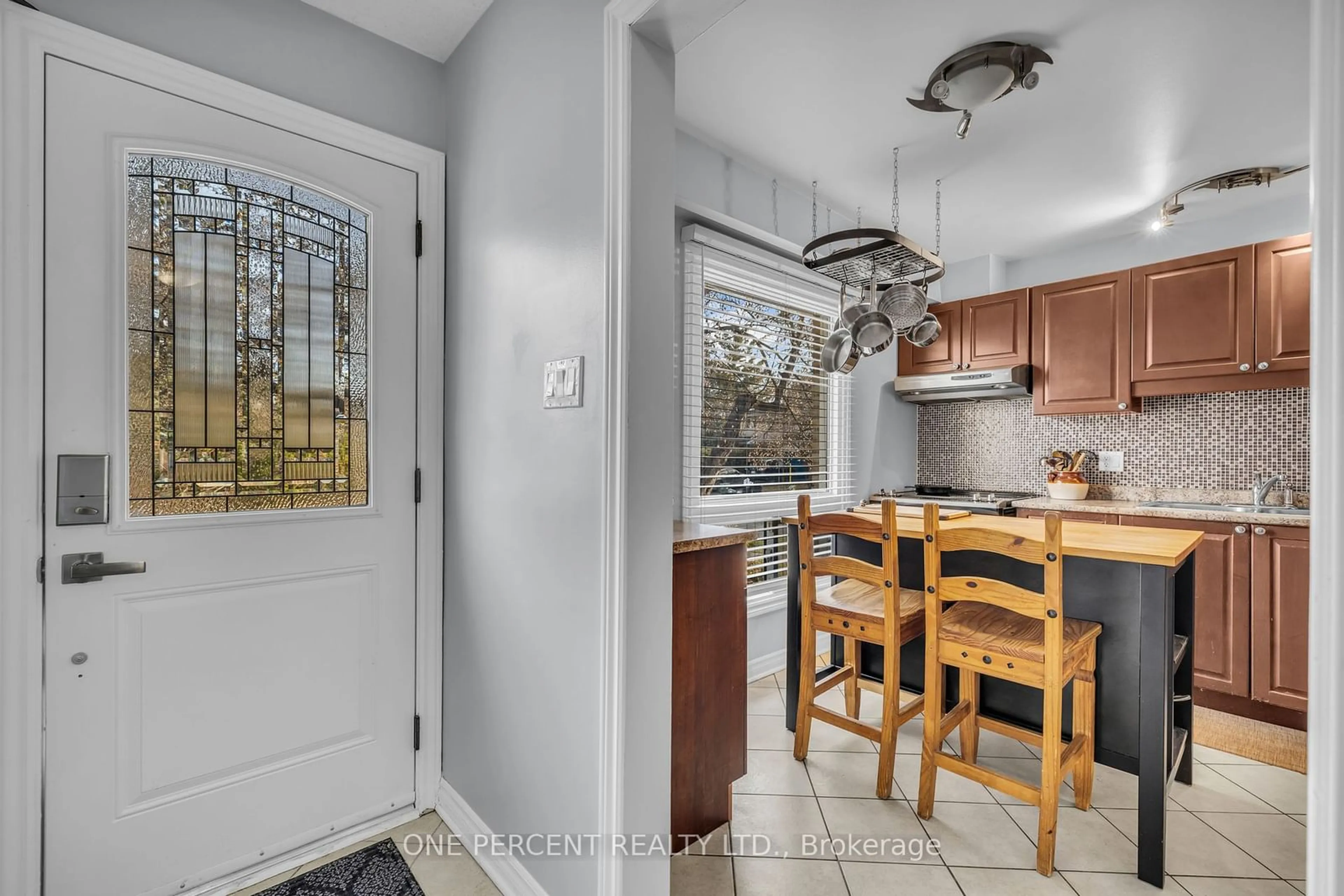 Open concept kitchen for 2533 Autumn Hill Cres, Blackburn Hamlet Ontario K1B 4M8