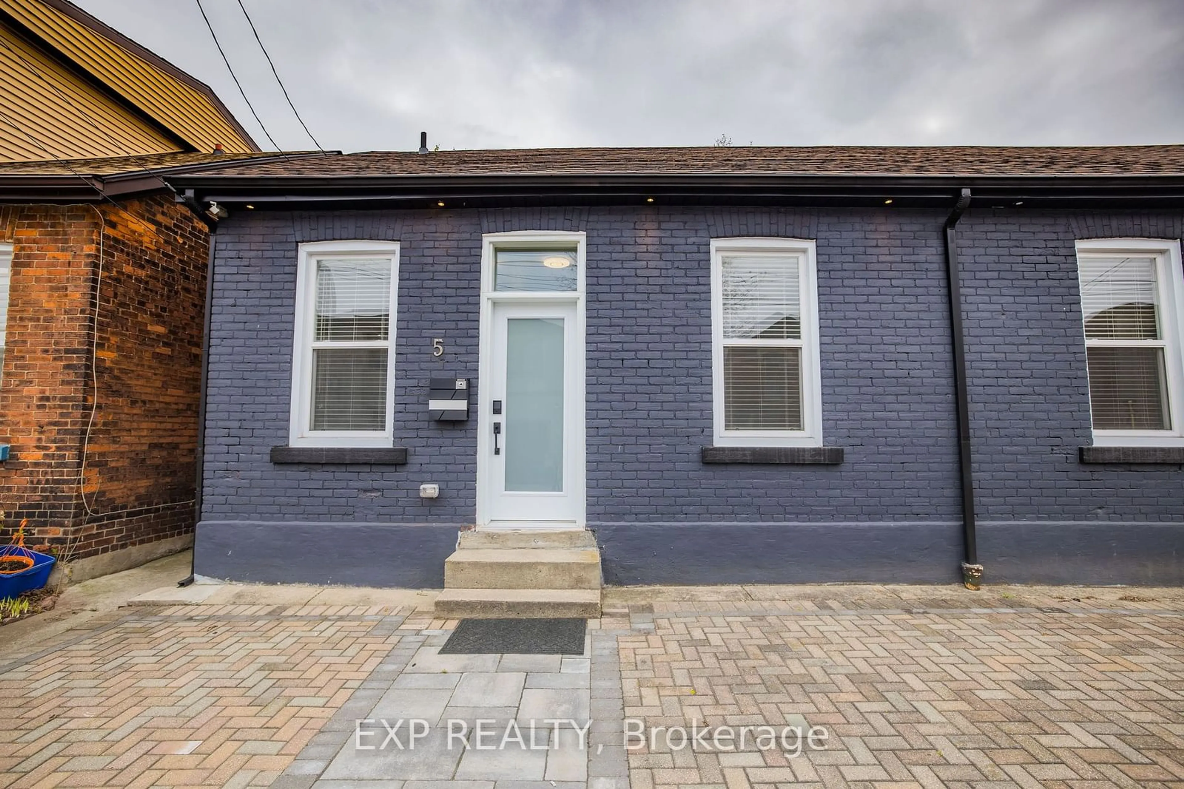 Home with brick exterior material for 5 Florence St, Hamilton Ontario L8R 1W3