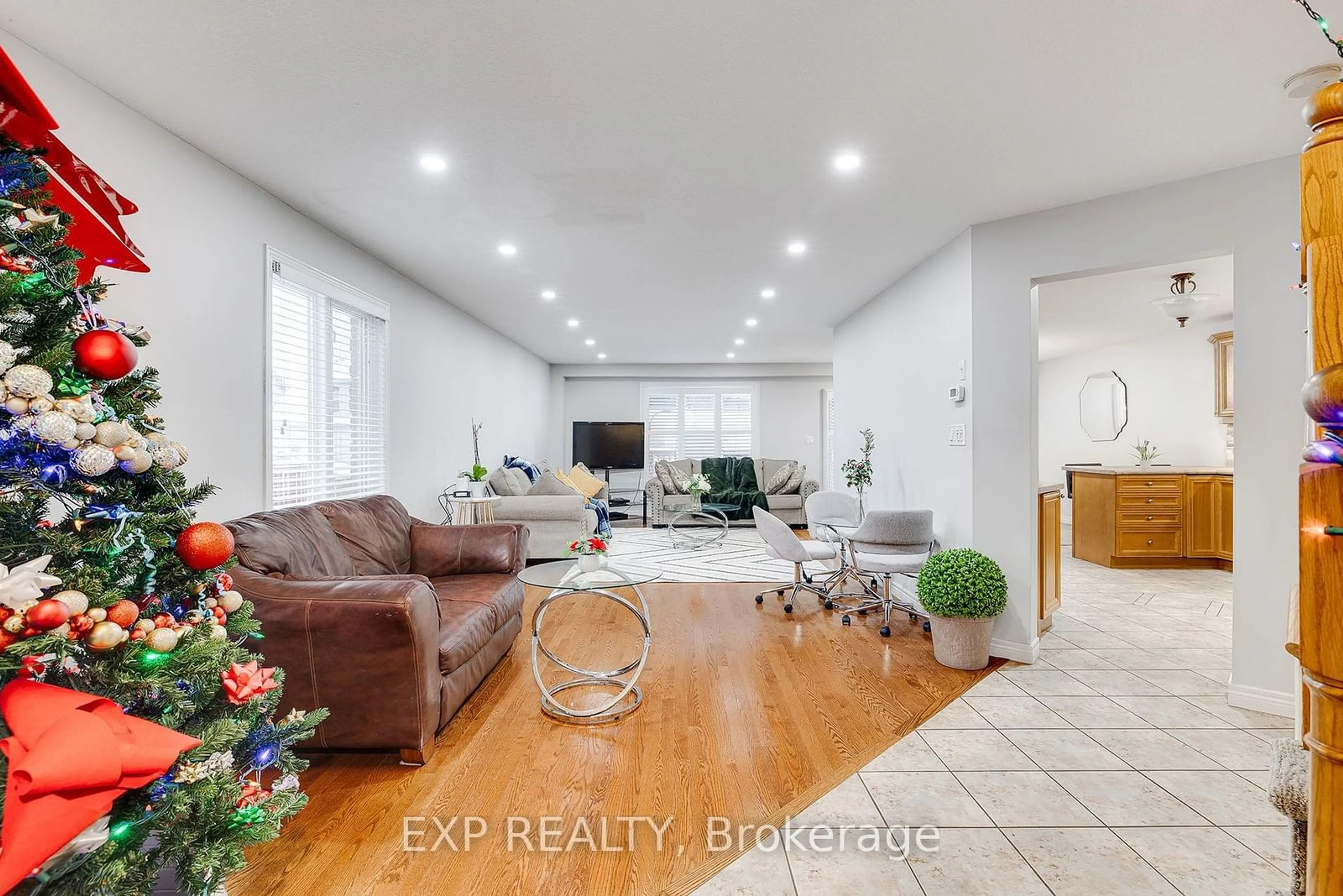 Living room, wood floors for 645 Interlaken Dr, Waterloo Ontario N2T 2Y5