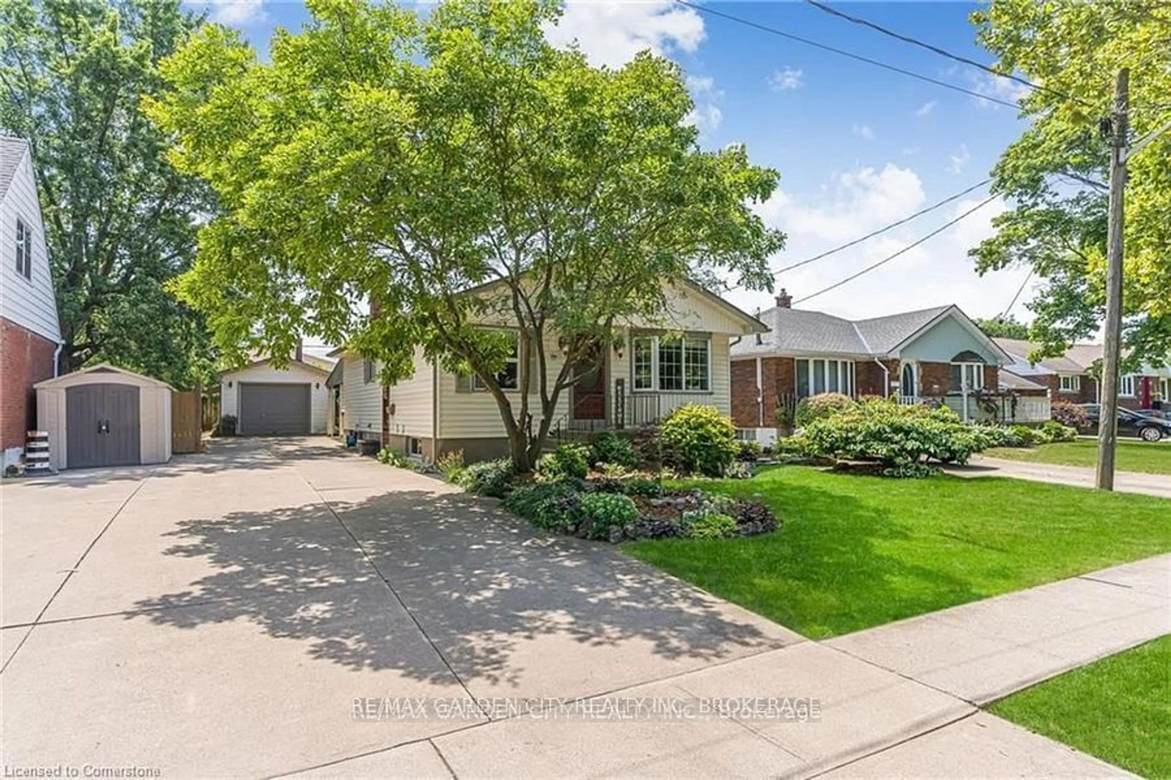 Frontside or backside of a home, the street view for 17 Parkdale Dr, Thorold Ontario L2V 2N5