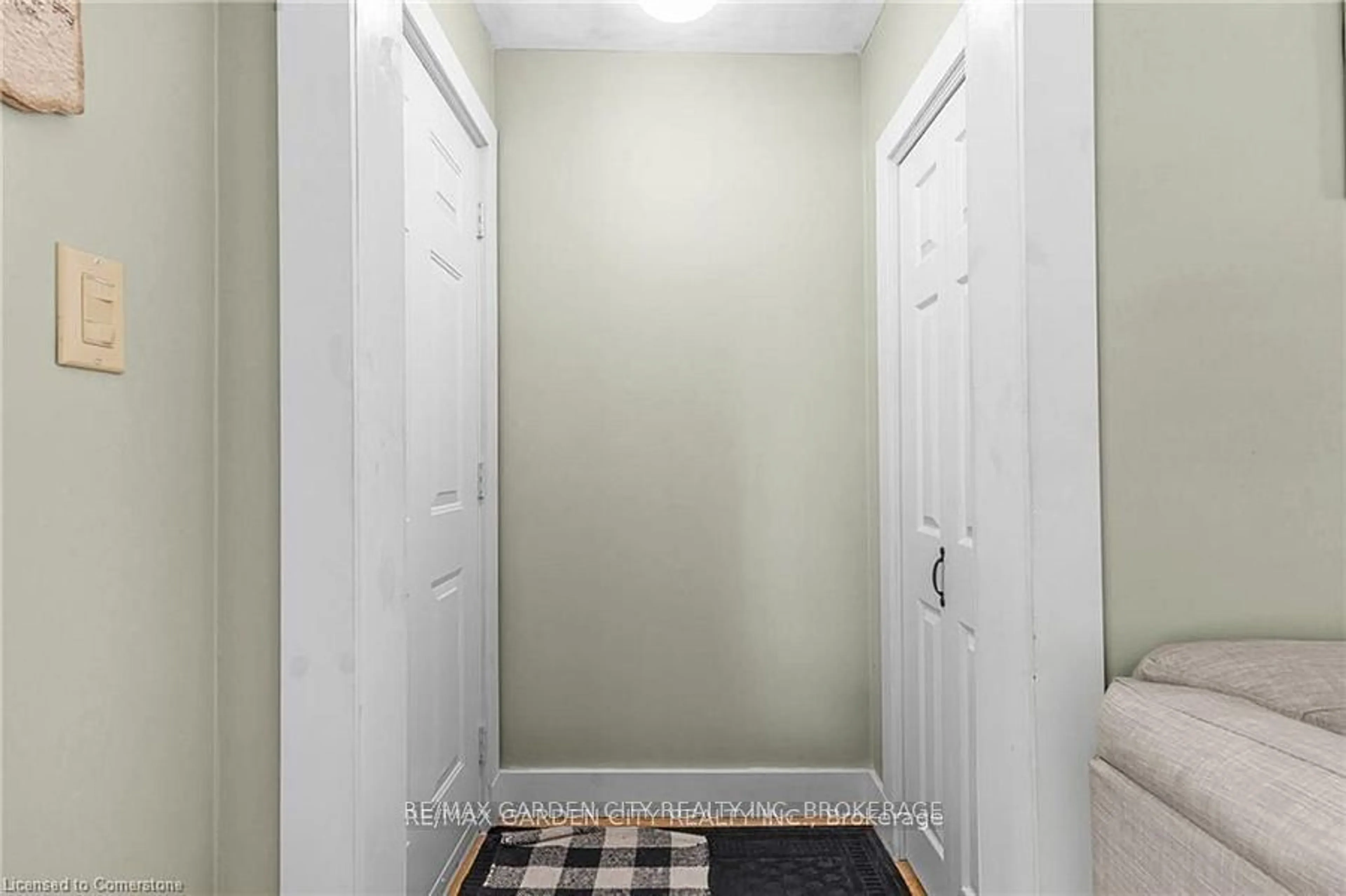 Indoor entryway, not visible floor for 17 Parkdale Dr, Thorold Ontario L2V 2N5