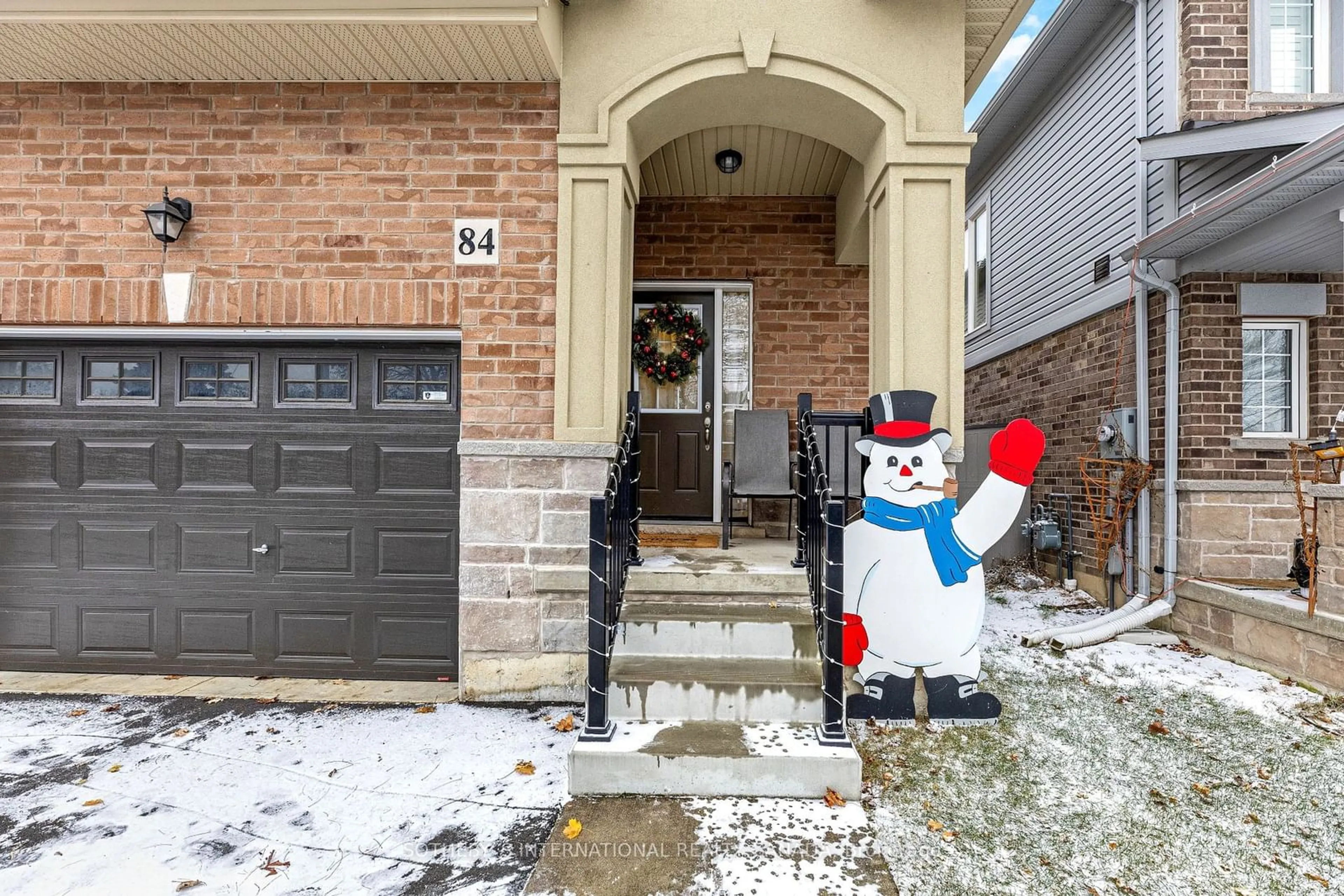 A pic from exterior of the house or condo, the street view for 84 Bobolink Rd, Hamilton Ontario L9A 0C5