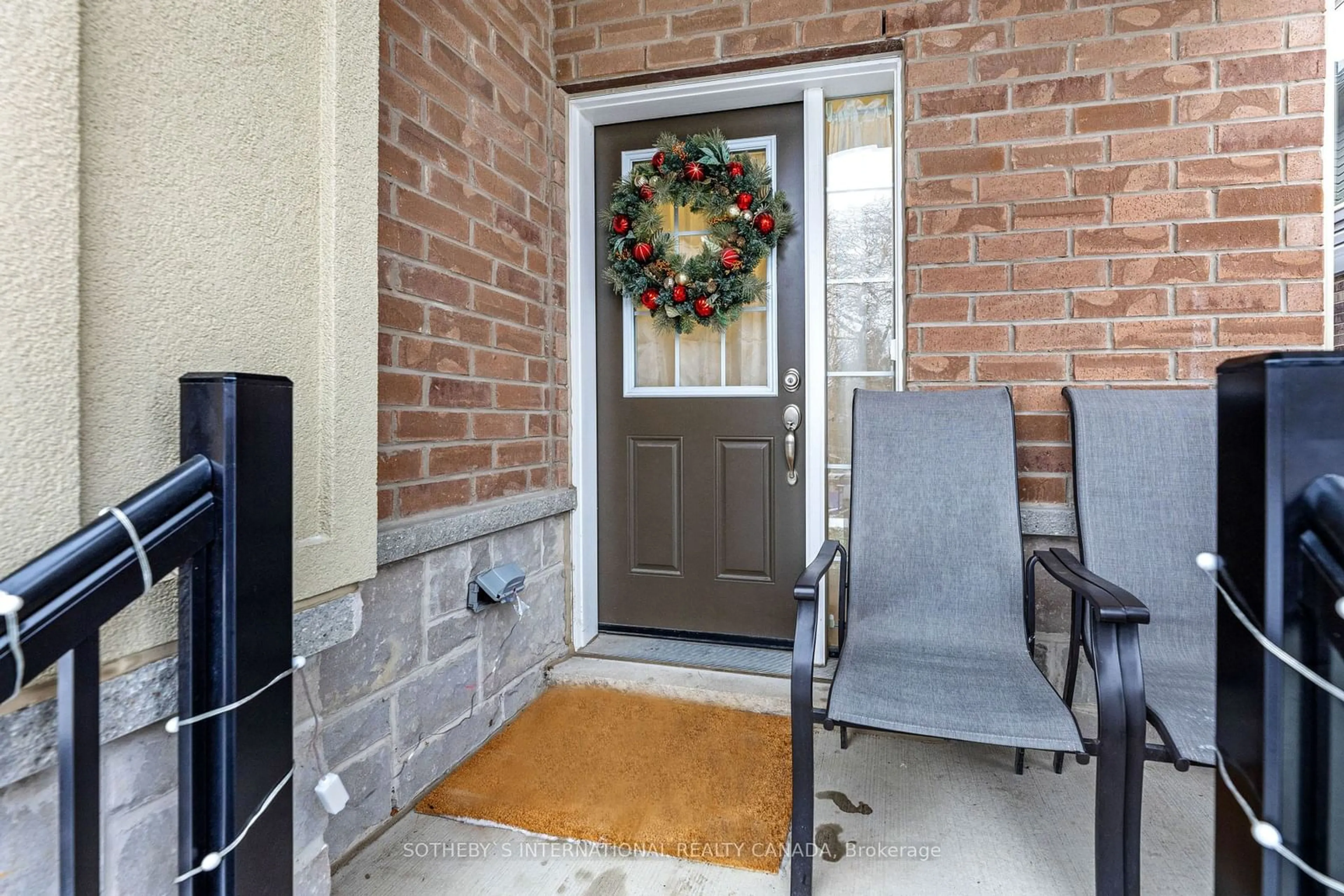 Indoor entryway, cement floor for 84 Bobolink Rd, Hamilton Ontario L9A 0C5