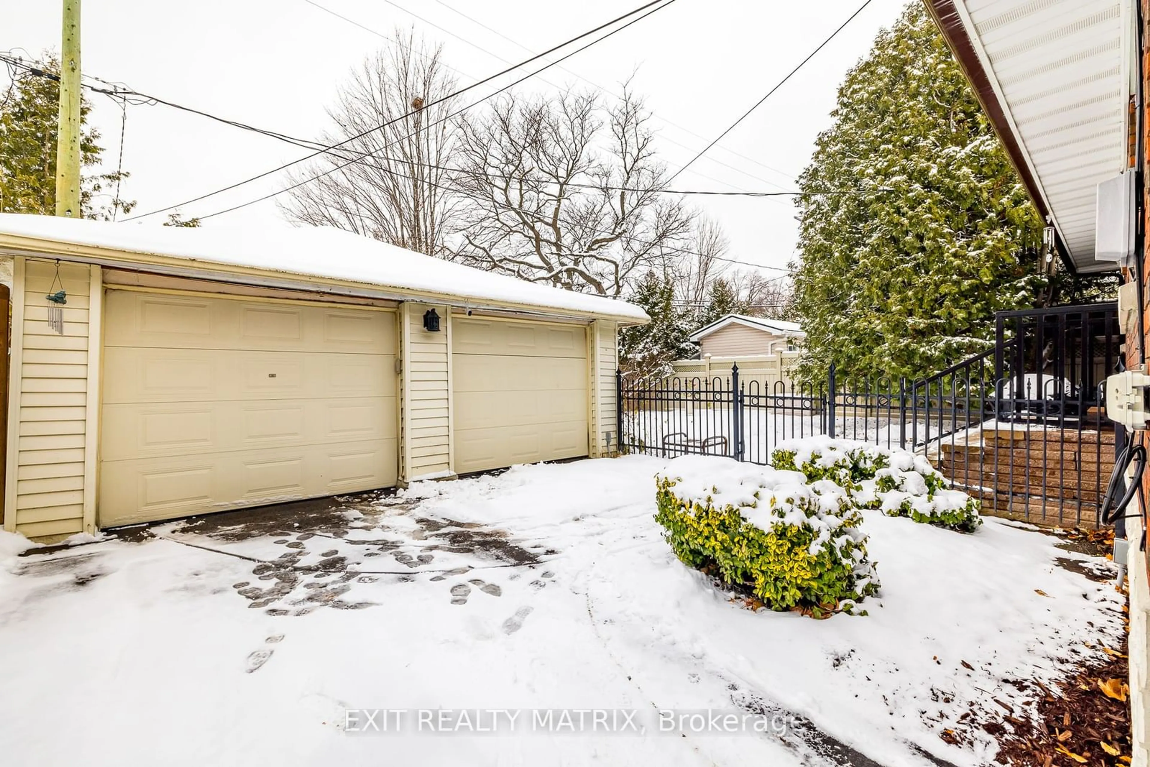 A pic from exterior of the house or condo, the fenced backyard for 813 Weston Dr, Elmvale Acres and Area Ontario K1G 1W1