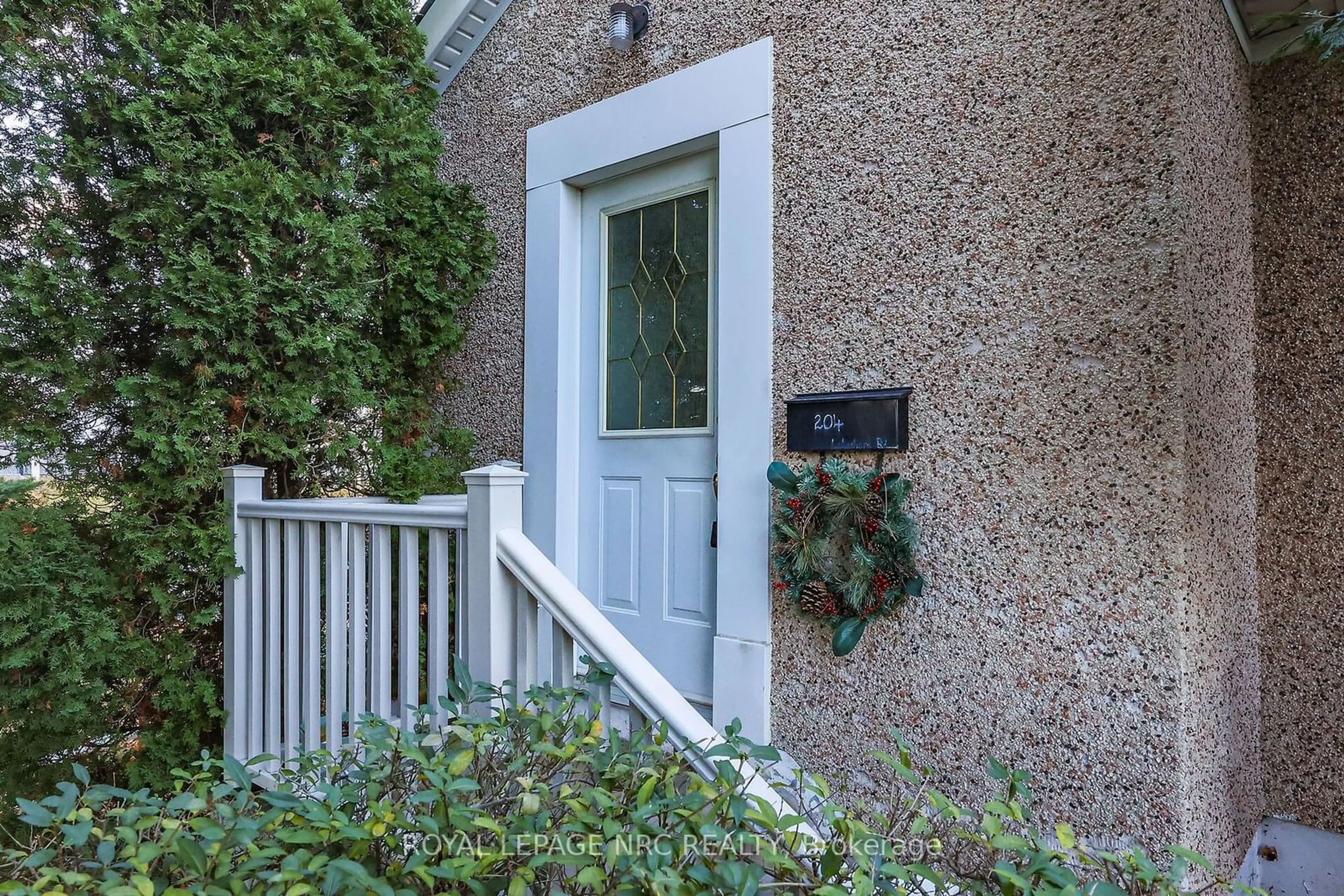 Indoor entryway for 204 Lakeshore Rd, St. Catharines Ontario L2M 1R3