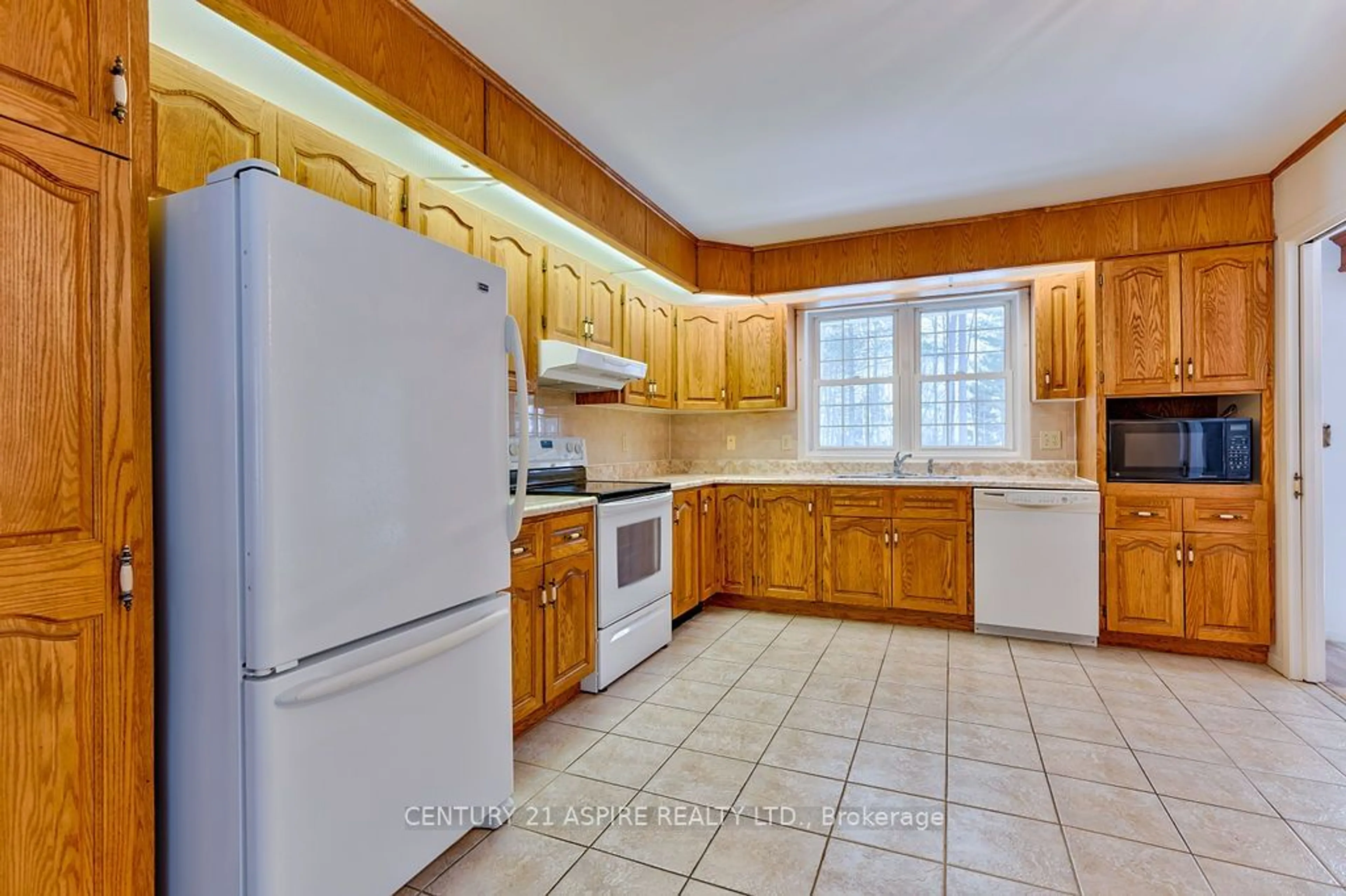 Standard kitchen, wood floors, cottage for 25 Selley St, Petawawa Ontario K8H 3G9