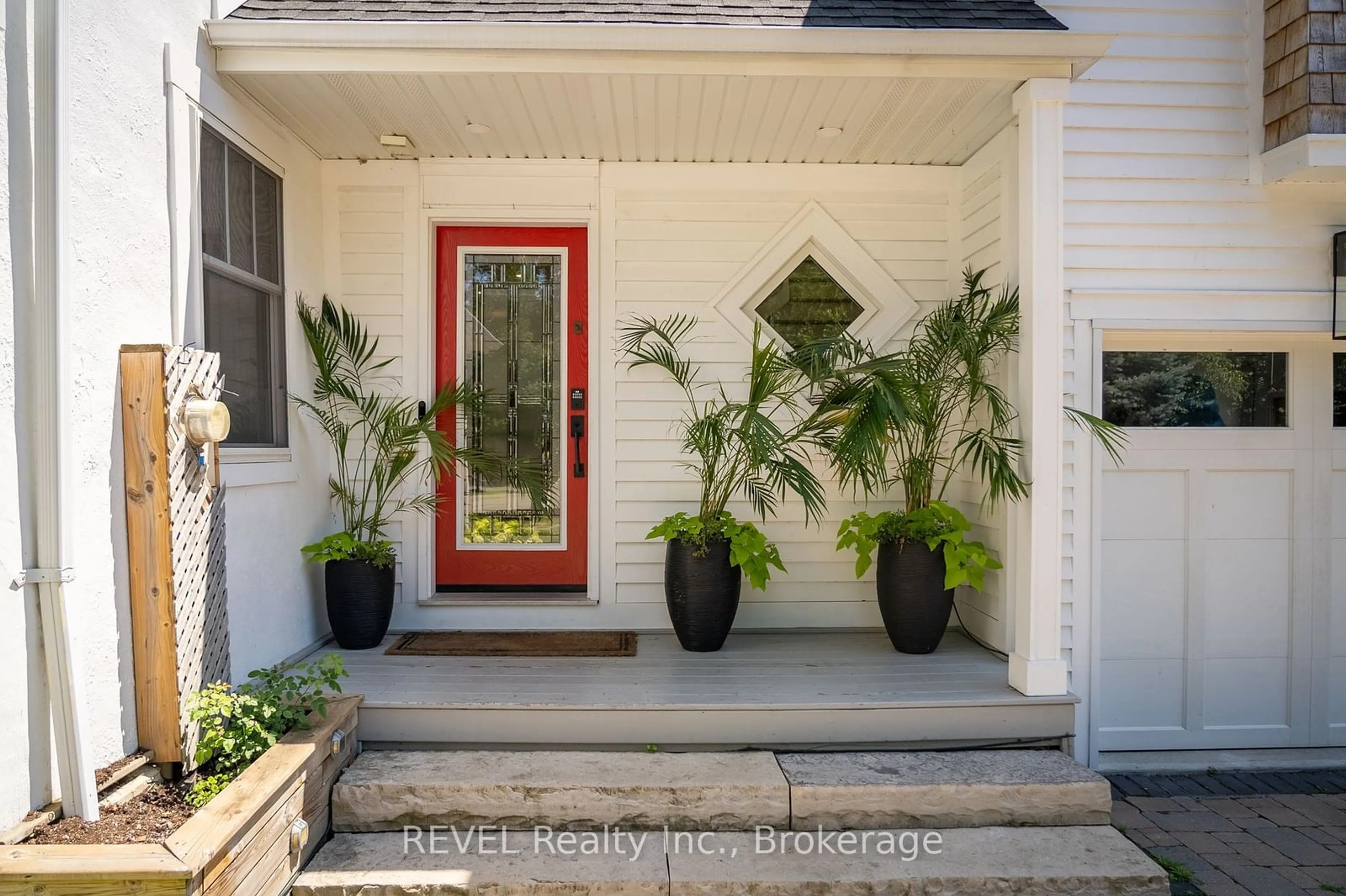 Indoor entryway, wood floors for 698 Rye St, Niagara-on-the-Lake Ontario L0S 1J0