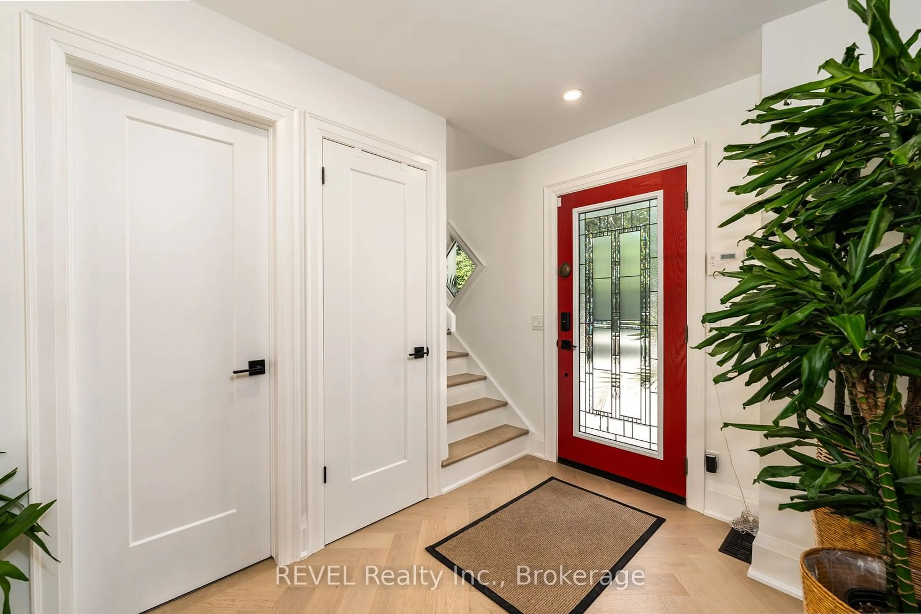 Indoor entryway, wood floors for 698 Rye St, Niagara-on-the-Lake Ontario L0S 1J0