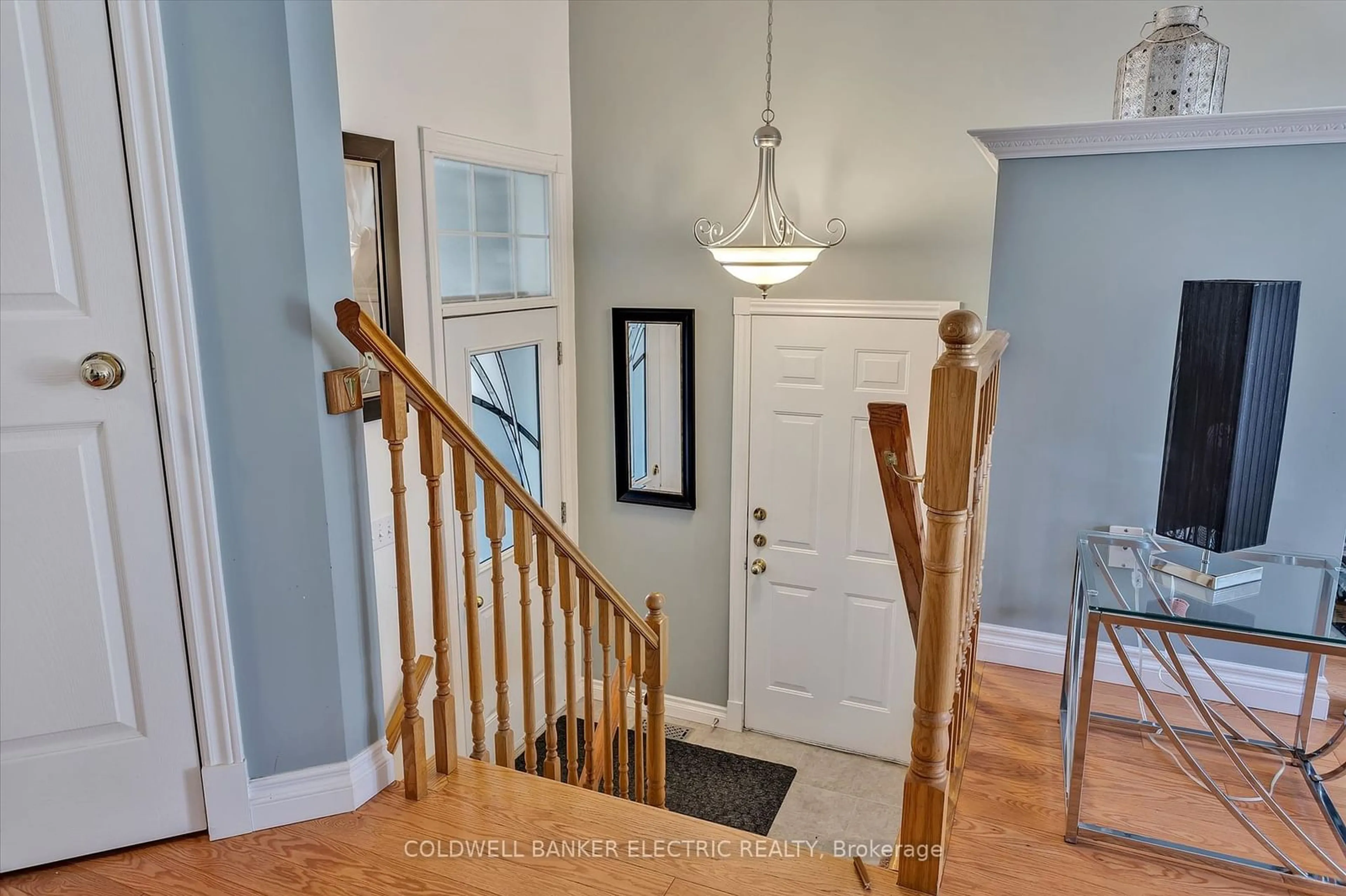 Indoor entryway, wood floors for 640 Brealey Dr, Peterborough Ontario K9K 2M7