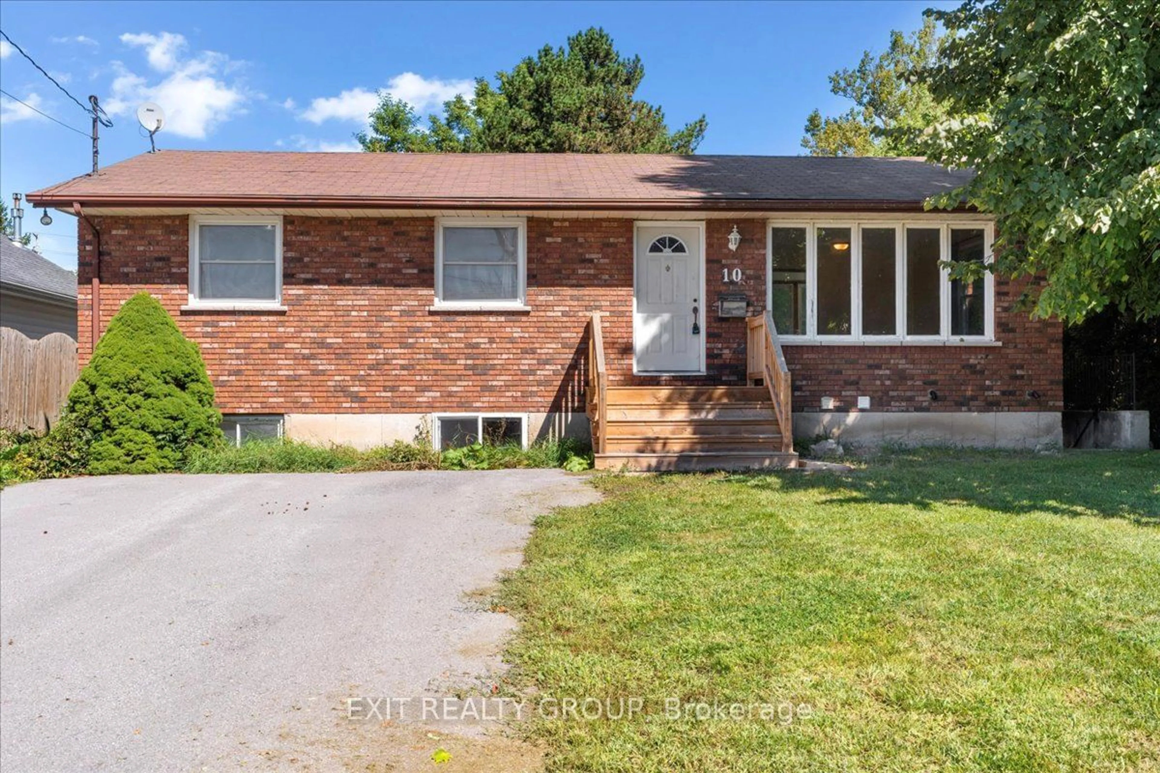 Home with brick exterior material for 10 Croft St, Port Hope Ontario L1A 1Y8