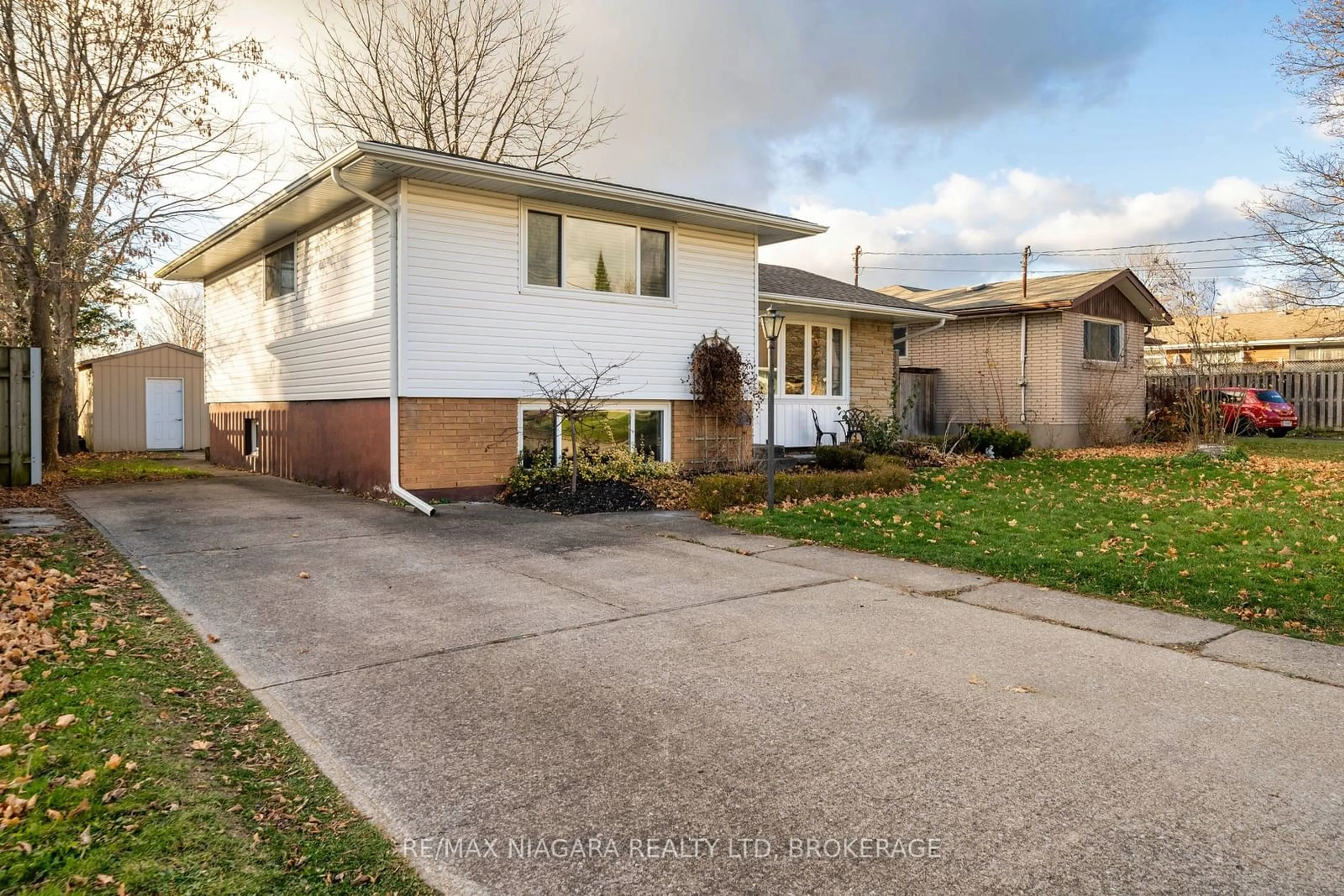 Frontside or backside of a home, the street view for 6619 Argyll Cres, Niagara Falls Ontario L2G 5E8