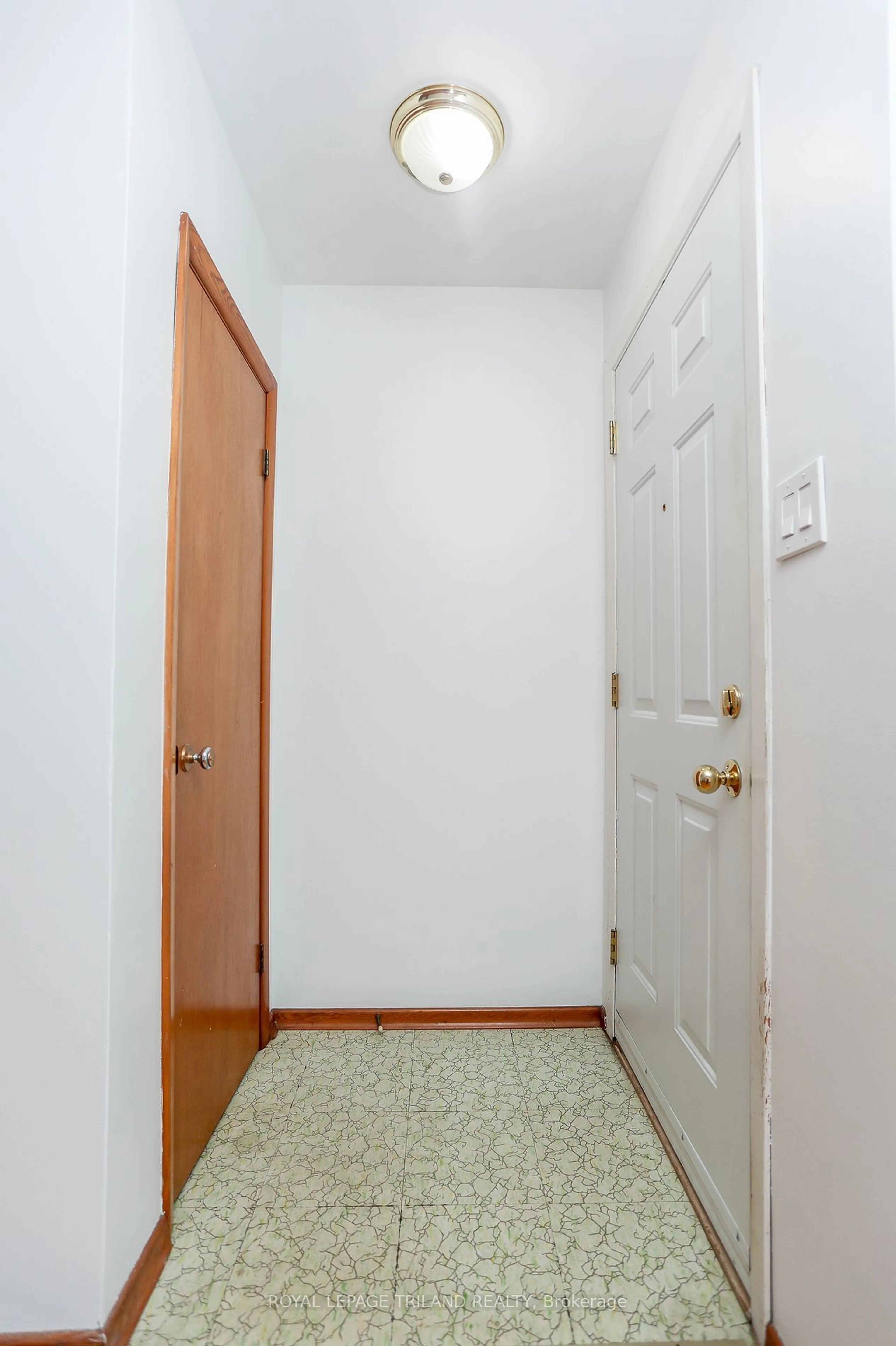 Indoor entryway, unknown floor for 220 Ross Ave, Thames Centre Ontario N0L 1G1