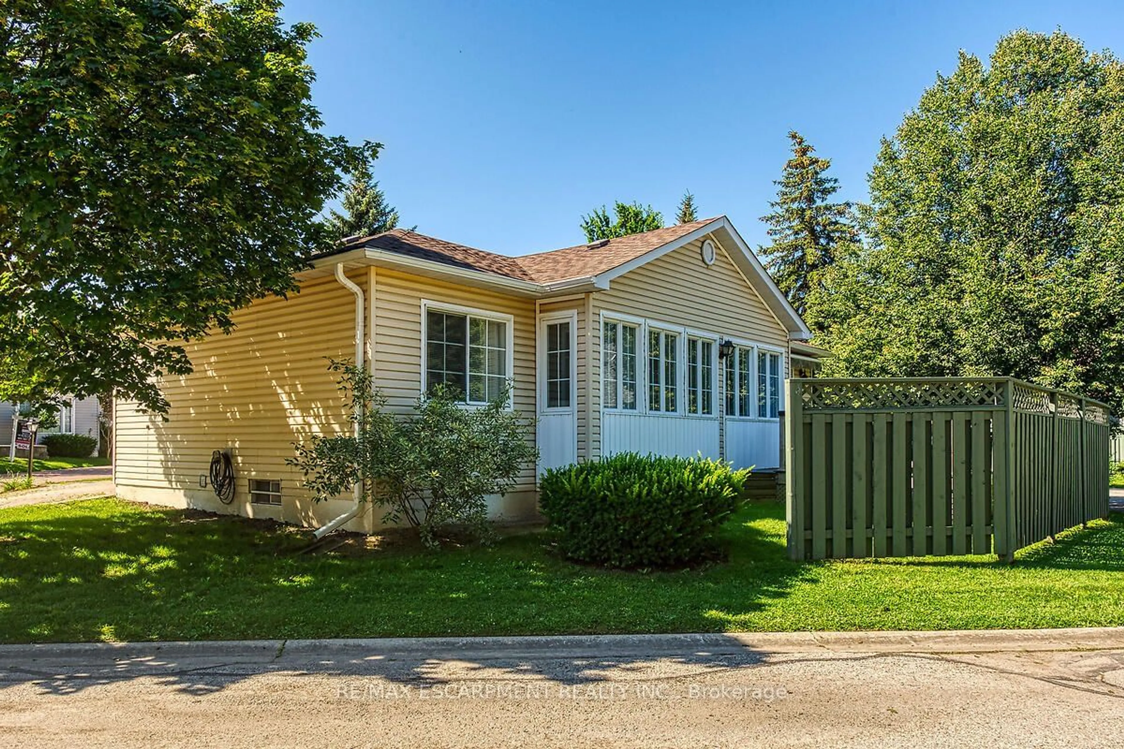 A pic from exterior of the house or condo, cottage for 376 SILVERBIRCH Blvd, Hamilton Ontario L0R 1W0