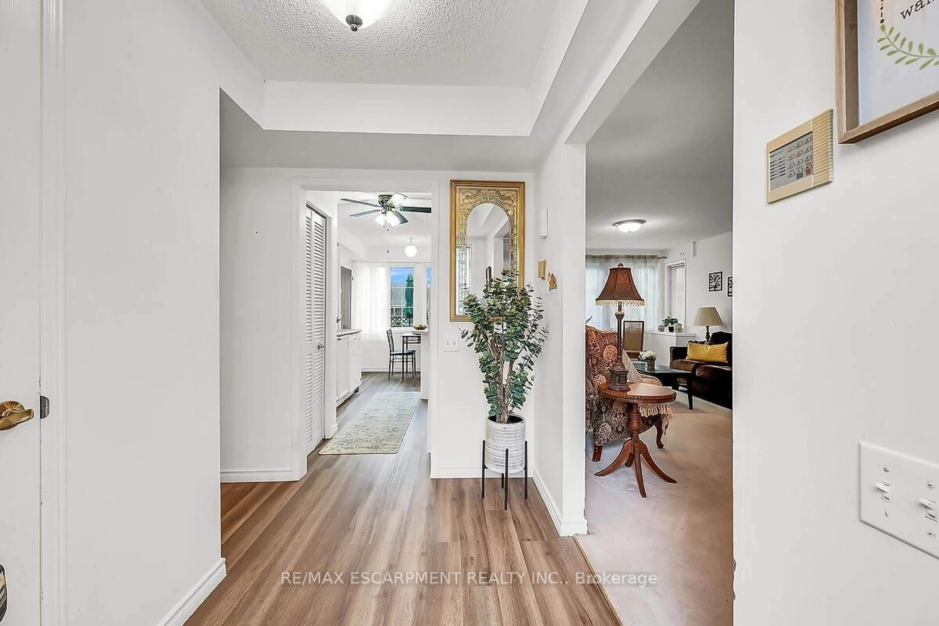 Indoor entryway, wood floors for 376 SILVERBIRCH Blvd, Hamilton Ontario L0R 1W0