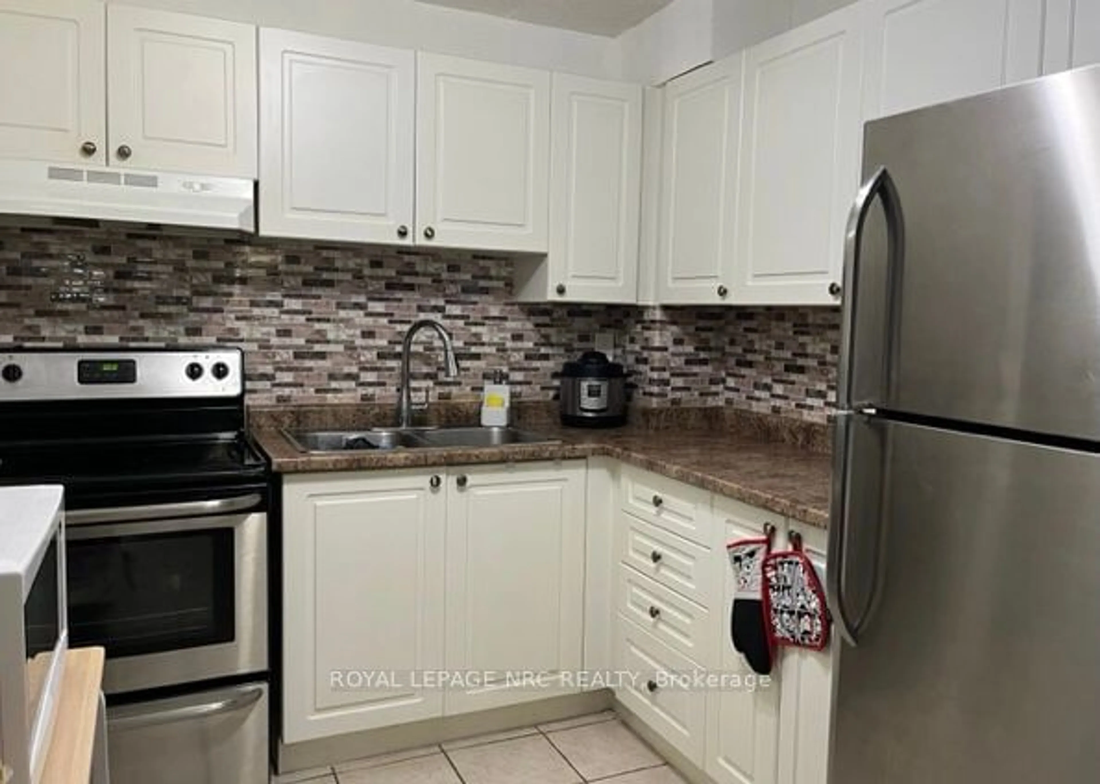 Standard kitchen, wood floors, cottage for 242 Oakdale Ave #101, St. Catharines Ontario L2P 3K5