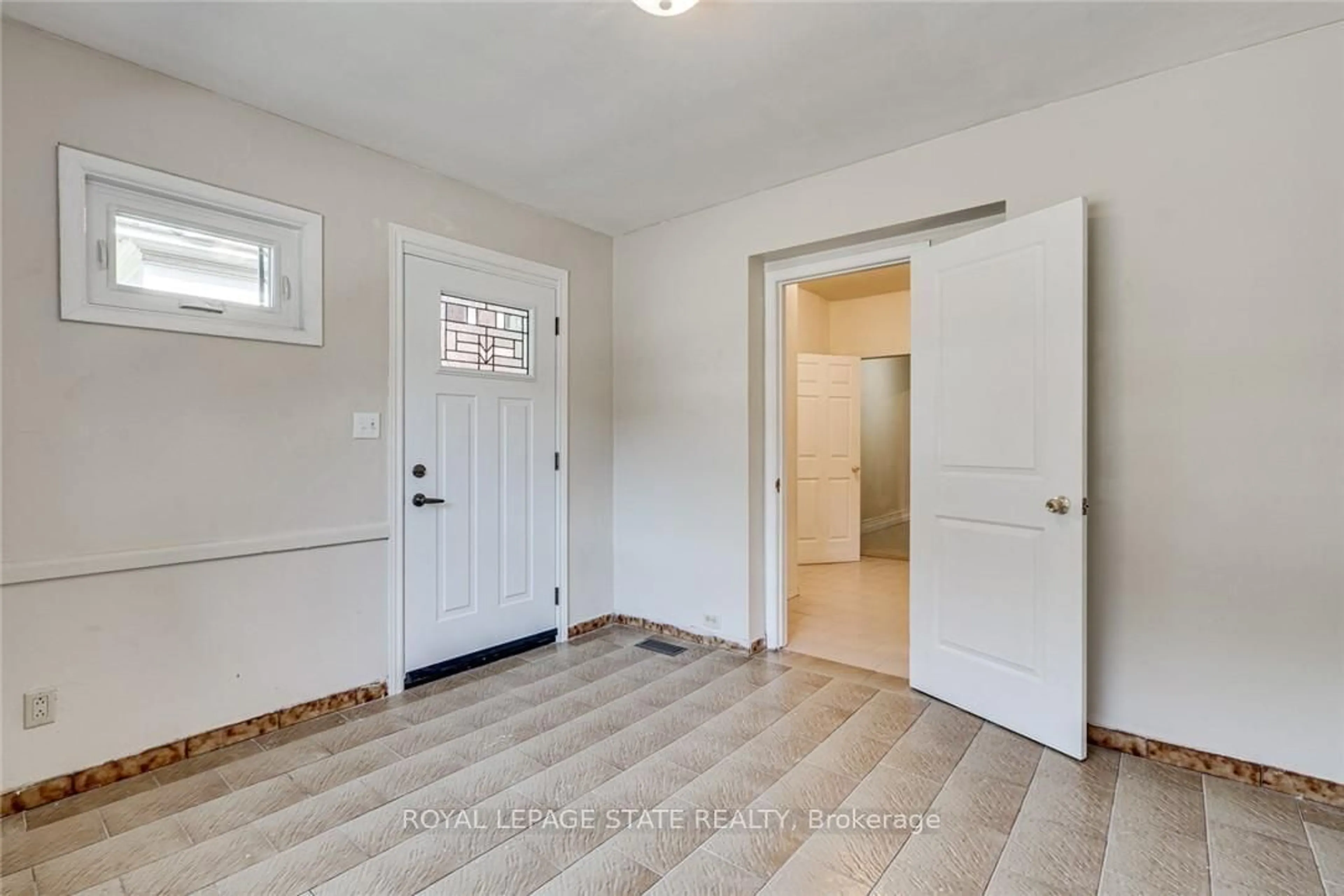 Indoor entryway, wood floors for 94 Wentworth St, Hamilton Ontario L8L 5V4